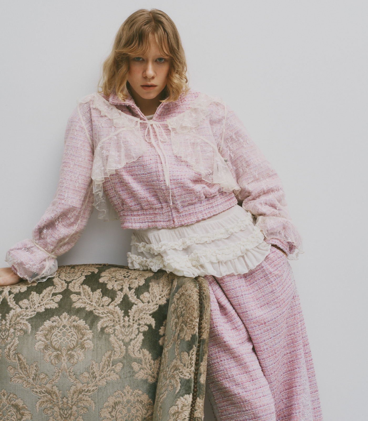 ピンクのツイーディトラックブルゾンとツイーディトラックパンツ・白の裾フリルジャージートップスとボレロＳＥＴチュールドレスとダブルストラップバブーシュを着用したモデルのメインビジュアル