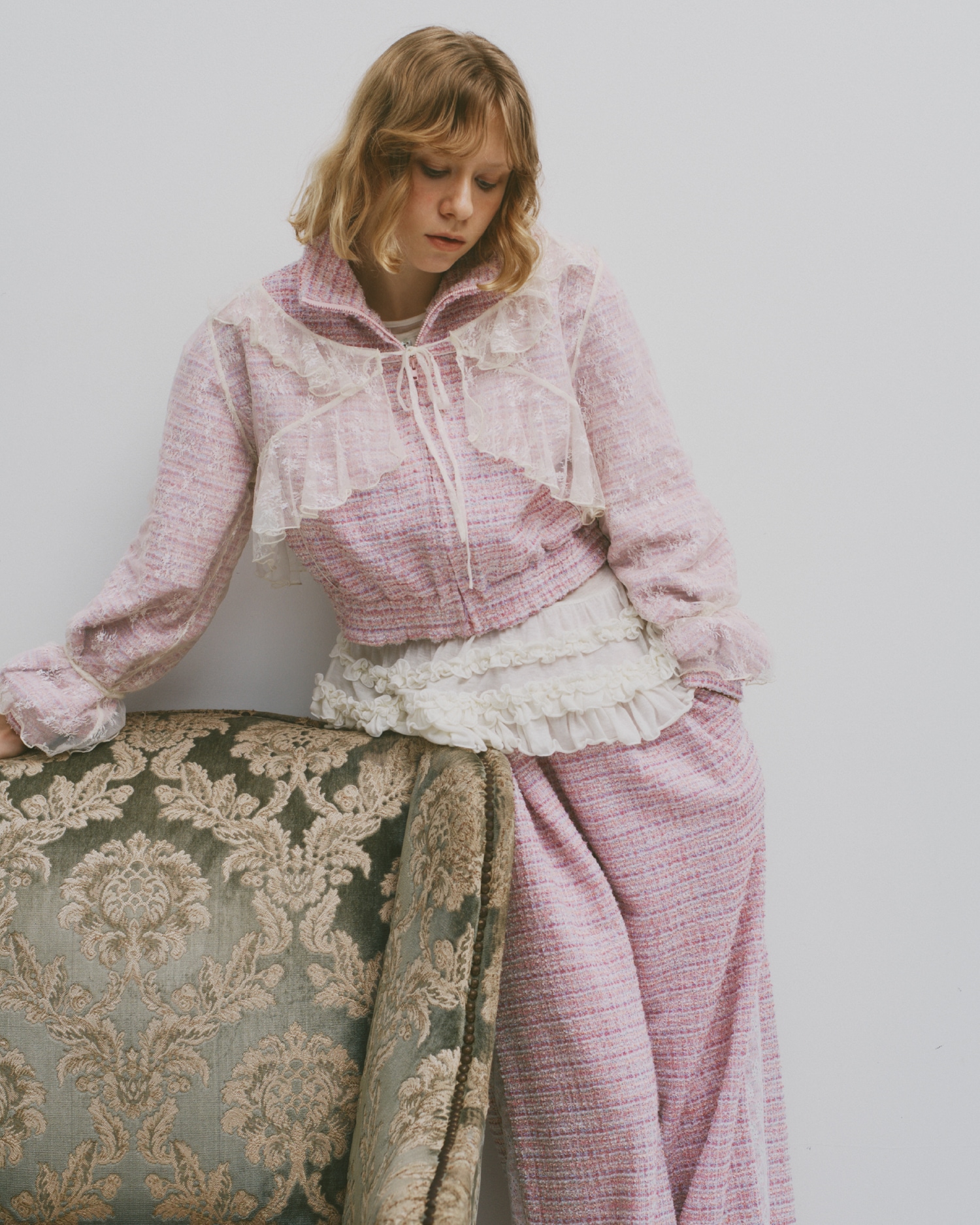 ピンクのツイーディトラックブルゾンとツイーディトラックパンツ・白の裾フリルジャージートップスとボレロＳＥＴチュールドレスとダブルストラップバブーシュのモデル着用例