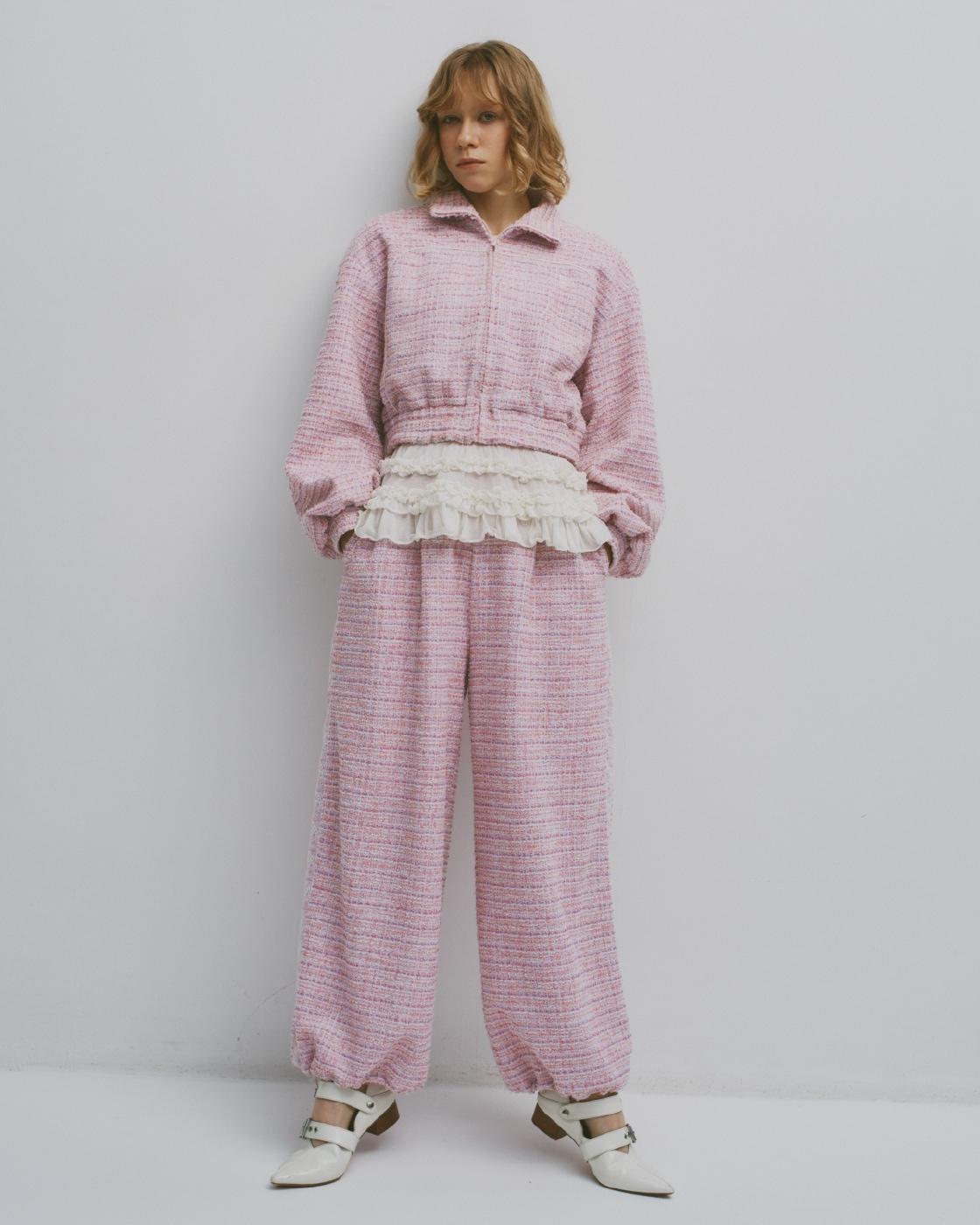 ピンクのツイーディトラックブルゾンとツイーディトラックパンツ・白の裾フリルジャージートップスとボレロＳＥＴチュールドレスとダブルストラップバブーシュのモデル着用例
