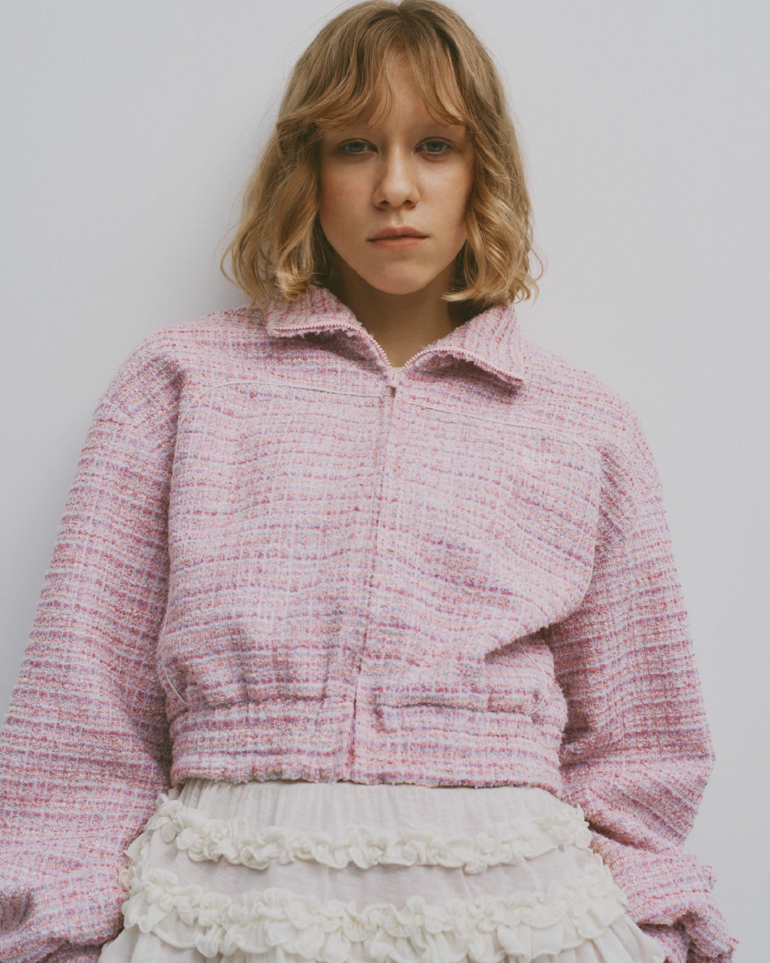 ピンクのツイーディトラックブルゾンとツイーディトラックパンツ・白の裾フリルジャージートップスとボレロＳＥＴチュールドレスとダブルストラップバブーシュのモデル着用例