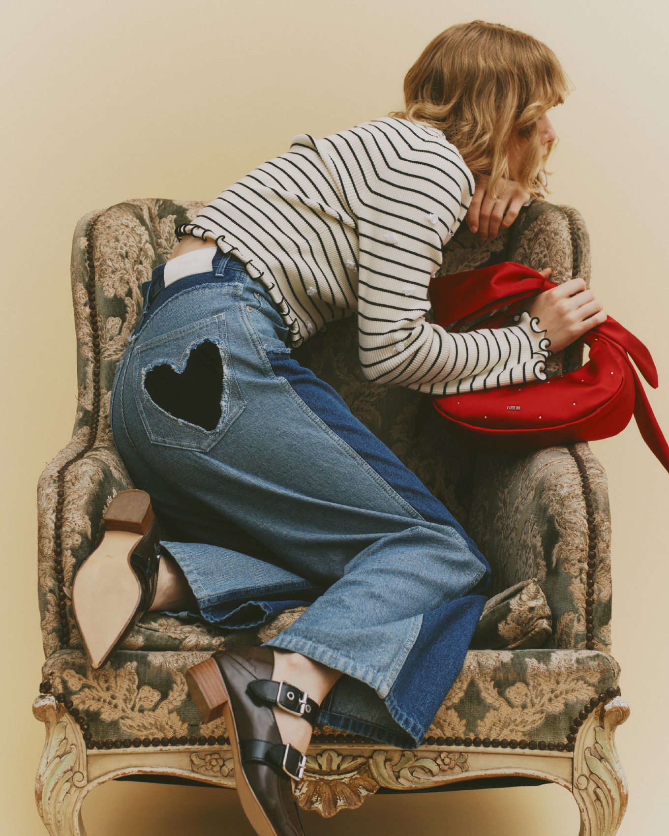 白のプティフラワーボーダーカーディガン・パッチワークデニムパンツ・赤のリボンハンドルサテンムーンバッグ・レイヤードパールネックレス・ブラウンのダブルストラップバブーシュのモデル着用例