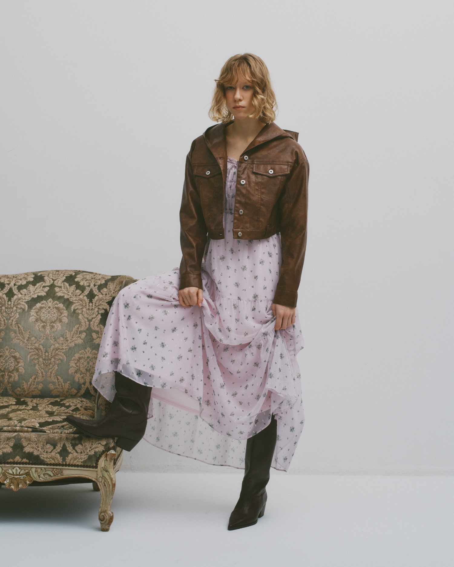 ブラウンのマルチマテリアルフードブルゾン・ピンクの２ＷＡＹオリジナルフローラルドレス・ウエスタンロングブーツ