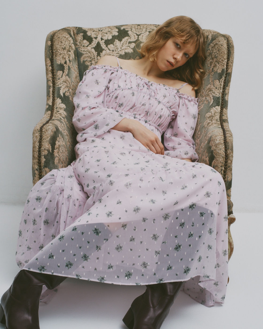 ブラウンのマルチマテリアルフードブルゾン・ピンクの２ＷＡＹオリジナルフローラルドレス・ウエスタンロングブーツ