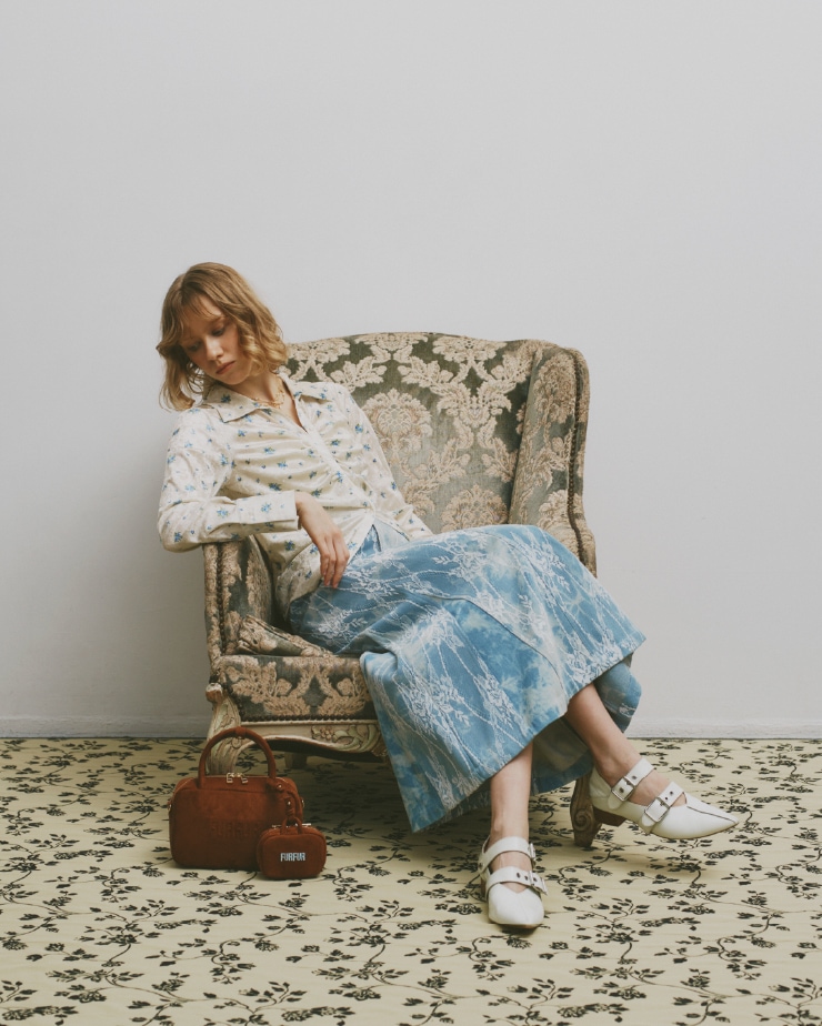 アリボリーのソフトタッチオリジナルフローラルシャツ・サックスブルーのマルチマテリアルマーメイドスカート・ブラウンの【限定カラー】バリエーションスクエアボストンバッグとバリエーションマイクロスクエアボストン・スターモチーフネックレス・ダブルストラップバブーシュのモデル着用例