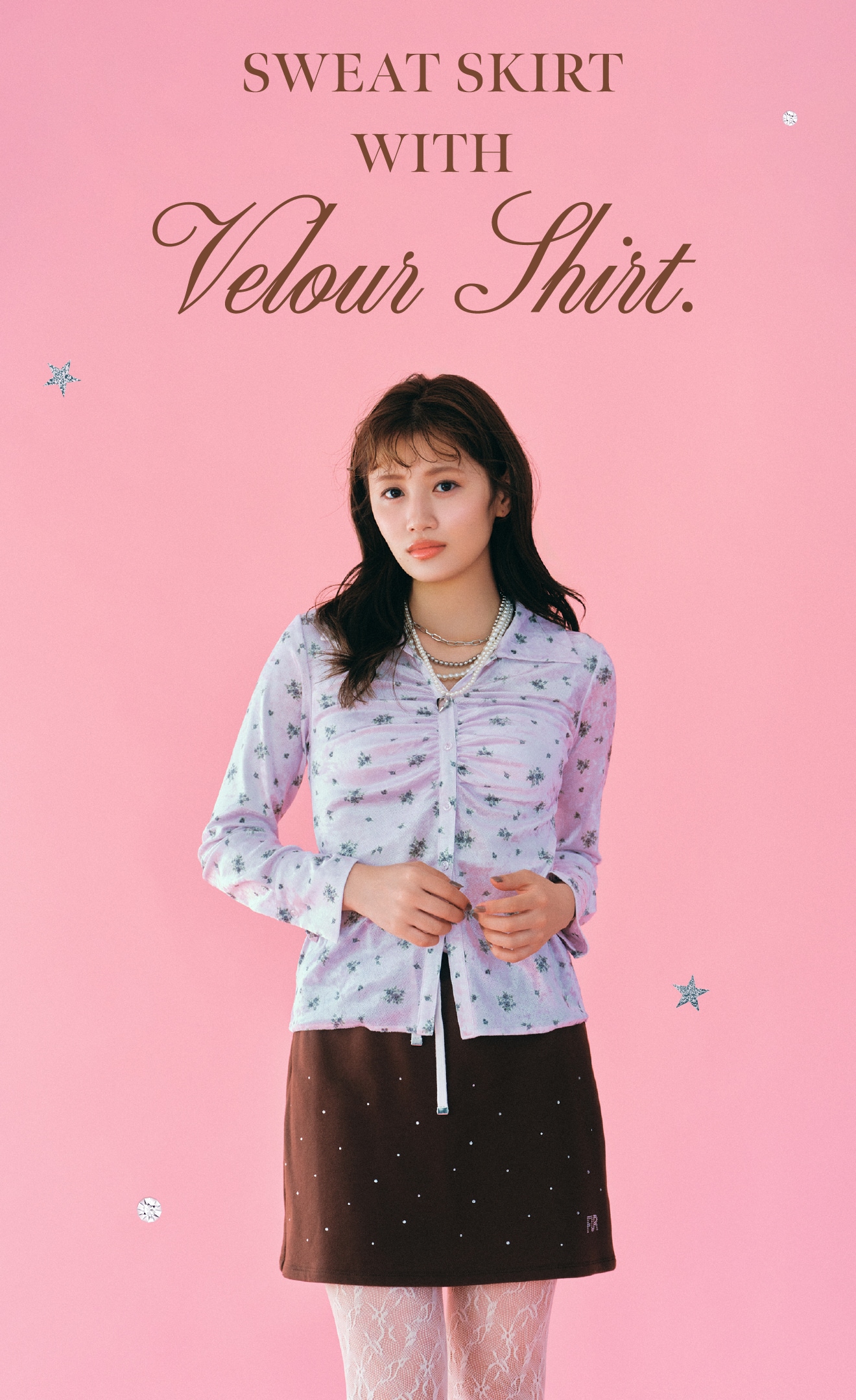 ブラウンのクリスタルロゴスウェットセットアップ・ピンクのソフトタッチオリジナルフローラルシャツ・シルバーのレイヤードパールネックレス・黒のダブルストラップバブーシュの着用例1