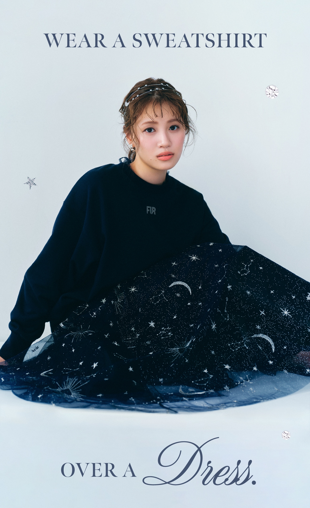 ネイビーのクリスタルロゴスウェットセットアップとＴｗｉｌｉｇｈｔラメチュール刺繍ドレス・リサイクルシルバーピアス・シルバーのムーン＆スターモチーフカチューシャ・黒のウエスタンロングブーツの着用例1