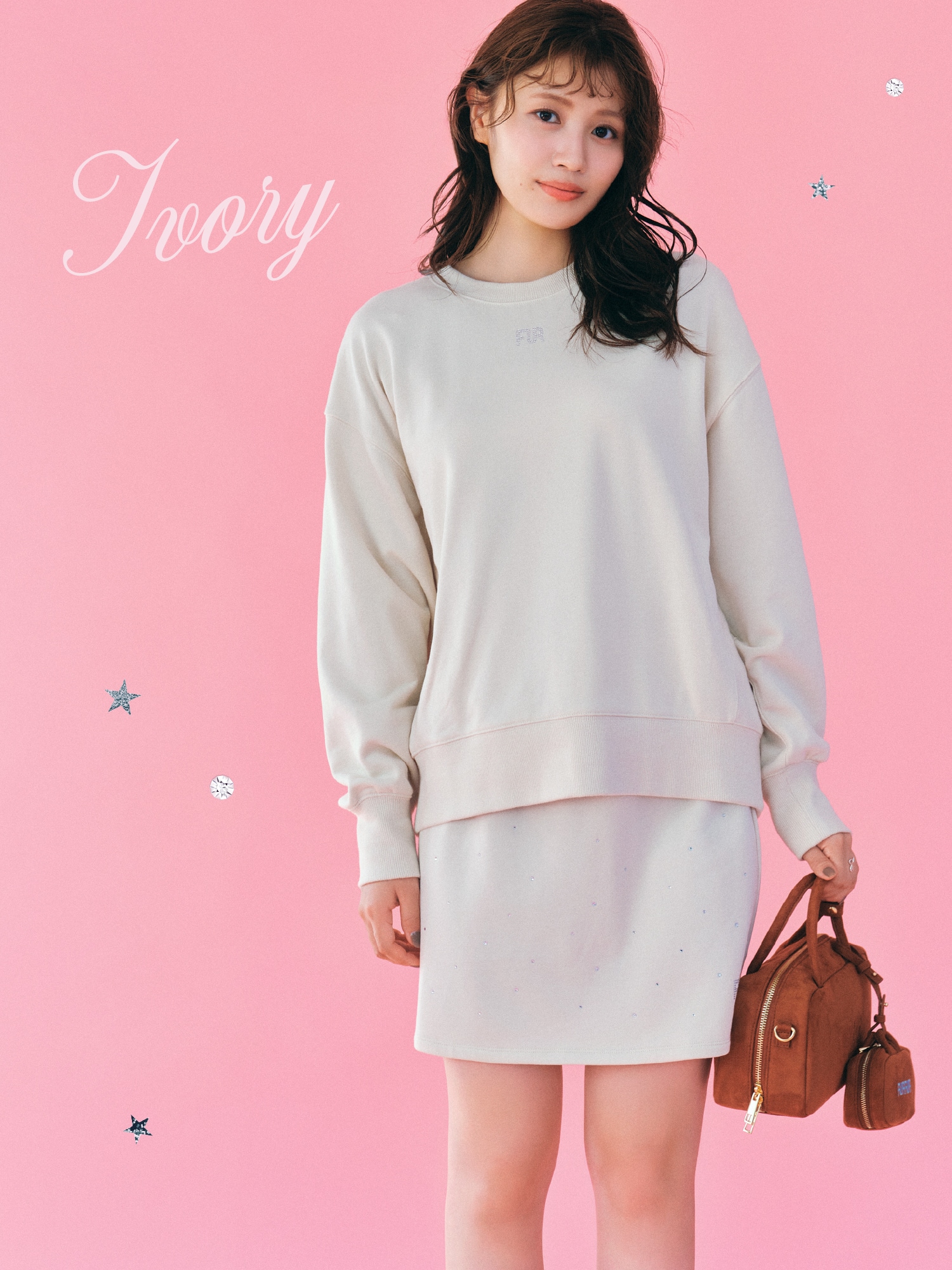 アイボリーのクリスタルロゴスウェットセットアップ・【限定カラー】ブラウンのバリエーションスクエアボストンバッグとバリエーションマイクロスクエアボストン・黒のロゴソックス・シルバーのクロスストラップアイレットシューズの着用例1