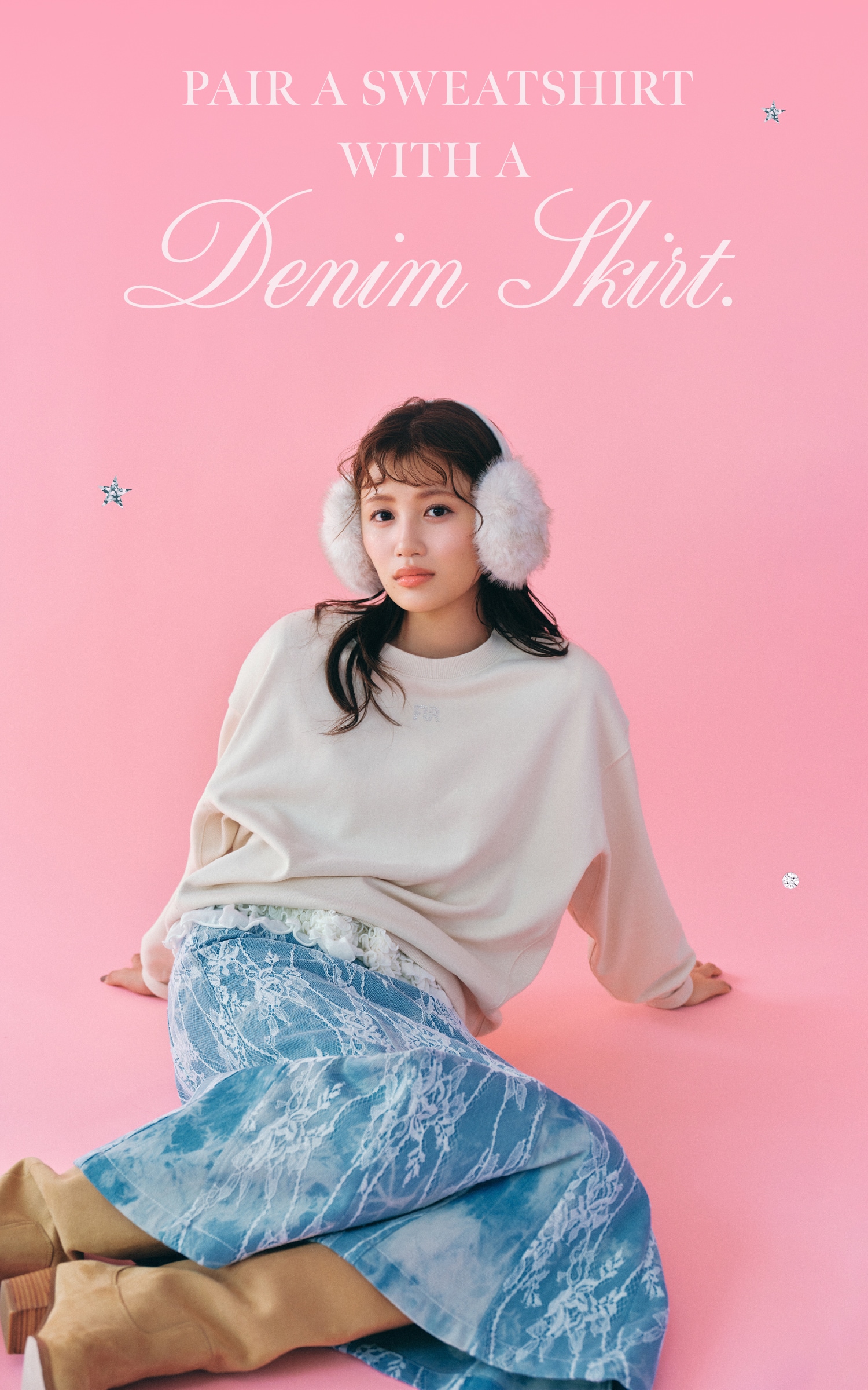 アイボリーのクリスタルロゴスウェットセットアップとエコファーイヤーマフ・白の裾フリルジャージートップス・サックスブルーのマルチマテリアルマーメイドスカート・ベージュのウエスタンロングブーツの着用例