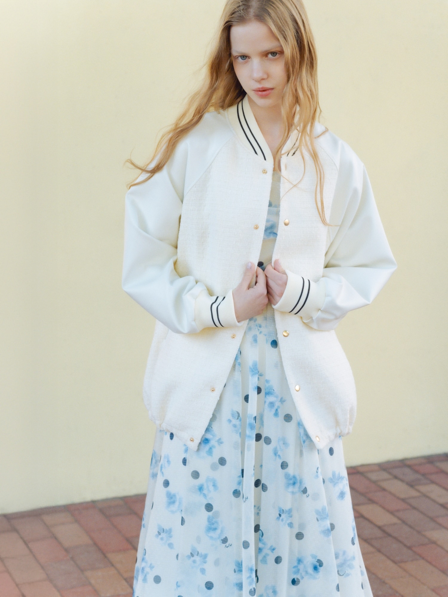 白の２ＷＡＹツイードスタジャン・アイボリーのぼかしフラワープリントワンピース・グレーのロゴシアーリブソックス・シルバーのクロスストラップアイレットシューズを合わせたコーディネート