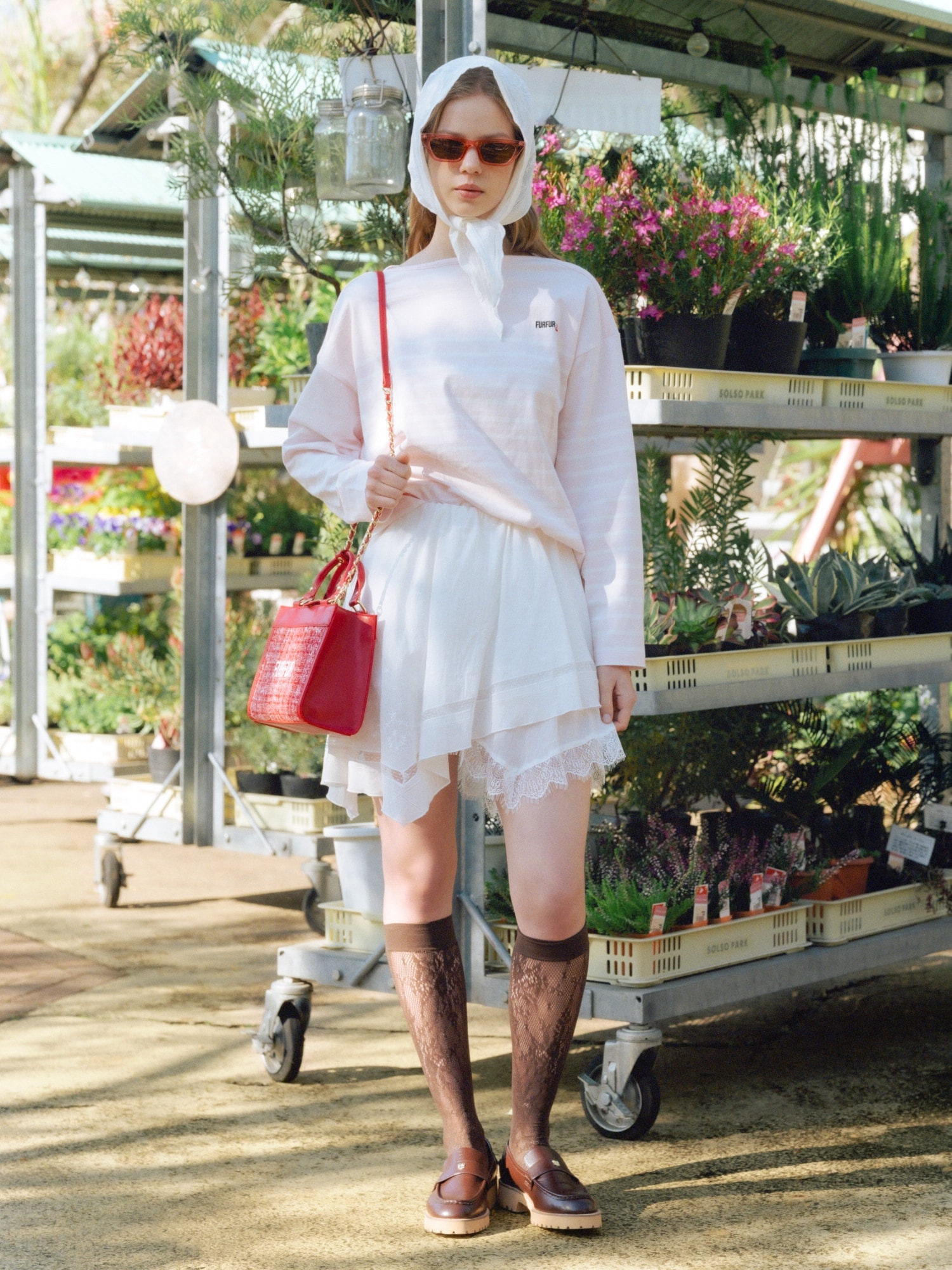 ピンクのバスクボーダーロングスリーブＴシャツ・白のハンカチ刺繍スカショーパン・白のハンカチ刺繍マルチウェイキャミソール・赤のツイードロゴトートバッグ・赤のアイウェア・ブラウンのミニリボンカシメローファーを合わせたコーディネート