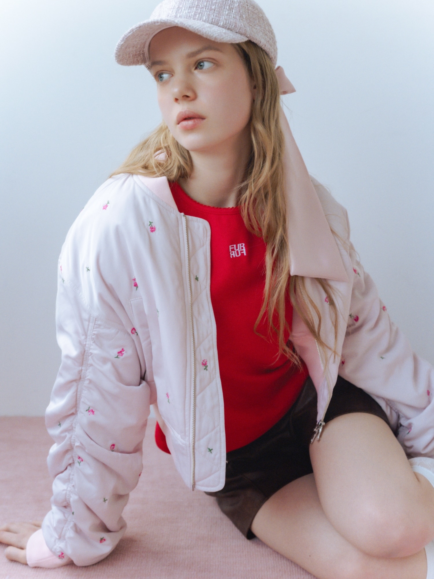 ピンクのフラワー刺繍ＭＡ−１・赤の５ｄａｙｓＴシャツ・ブラウンのレザーライクショートパンツ・ピンクのツイード×サテンビッグリボンキャップ・ピンクのツイードロゴフォンホルダー・ブラウンのミニリボンカシメローファーを合わせたコーディネート