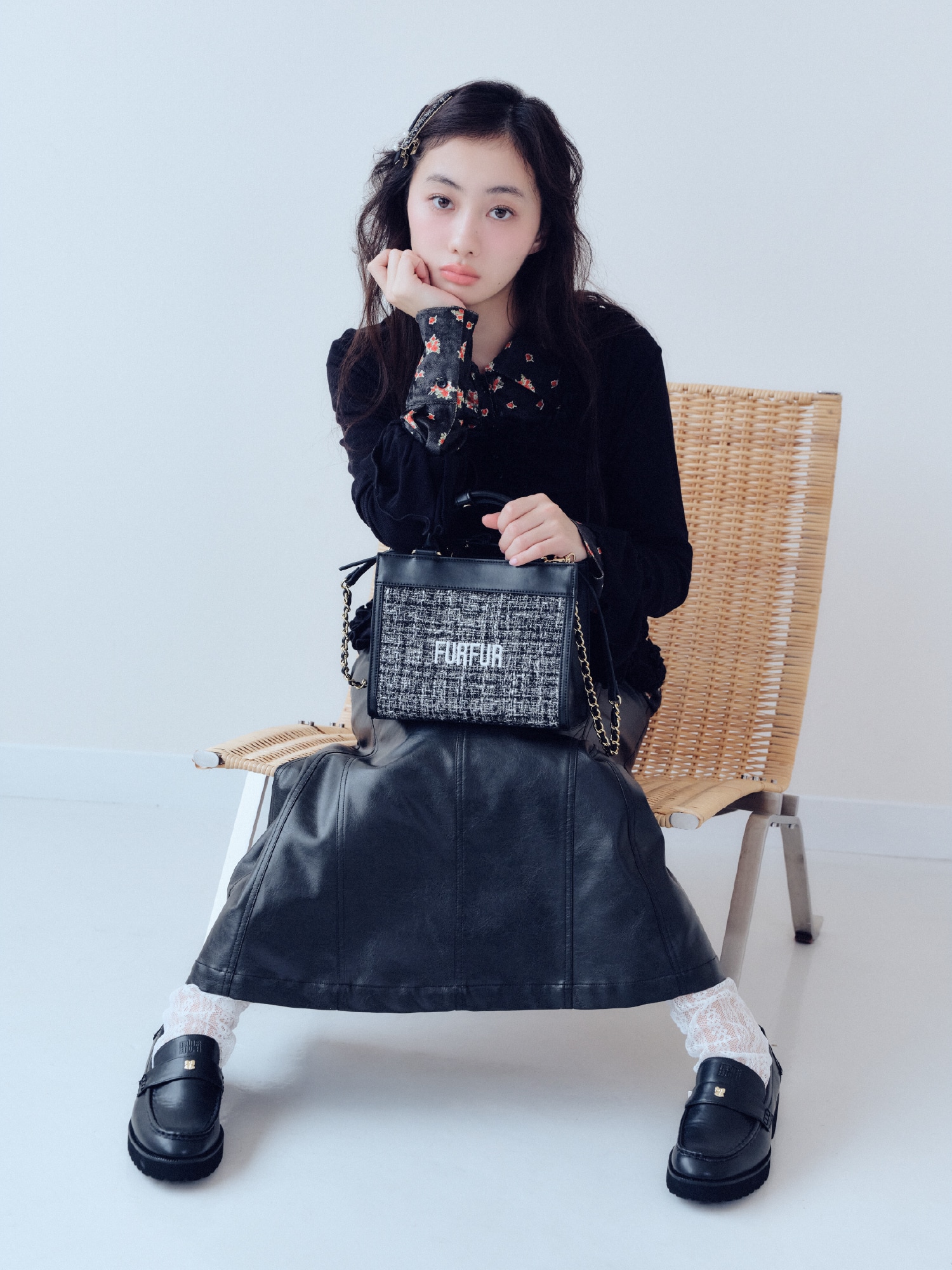 黒のフリルカーディガン・黒のソフトタッチオリジナルフローラルシャツ・黒のマルチマテリアルマーメイドスカート・黒のツイード×ベロアヘアクリップセット・黒のツイードロゴトートバッグ・黒のミニリボンカシメローファーを合わせたコーディネート