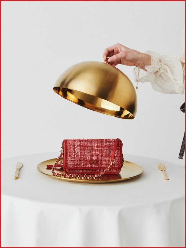 金のクローシュから現れた赤のツイードロゴフォンホルダー商品写真