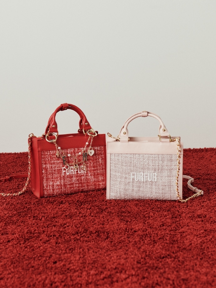 赤のツイードロゴトートバッグ・ゴールドのロゴハートバッグチャーム・ピンクのツイードロゴトートバッグの商品写真