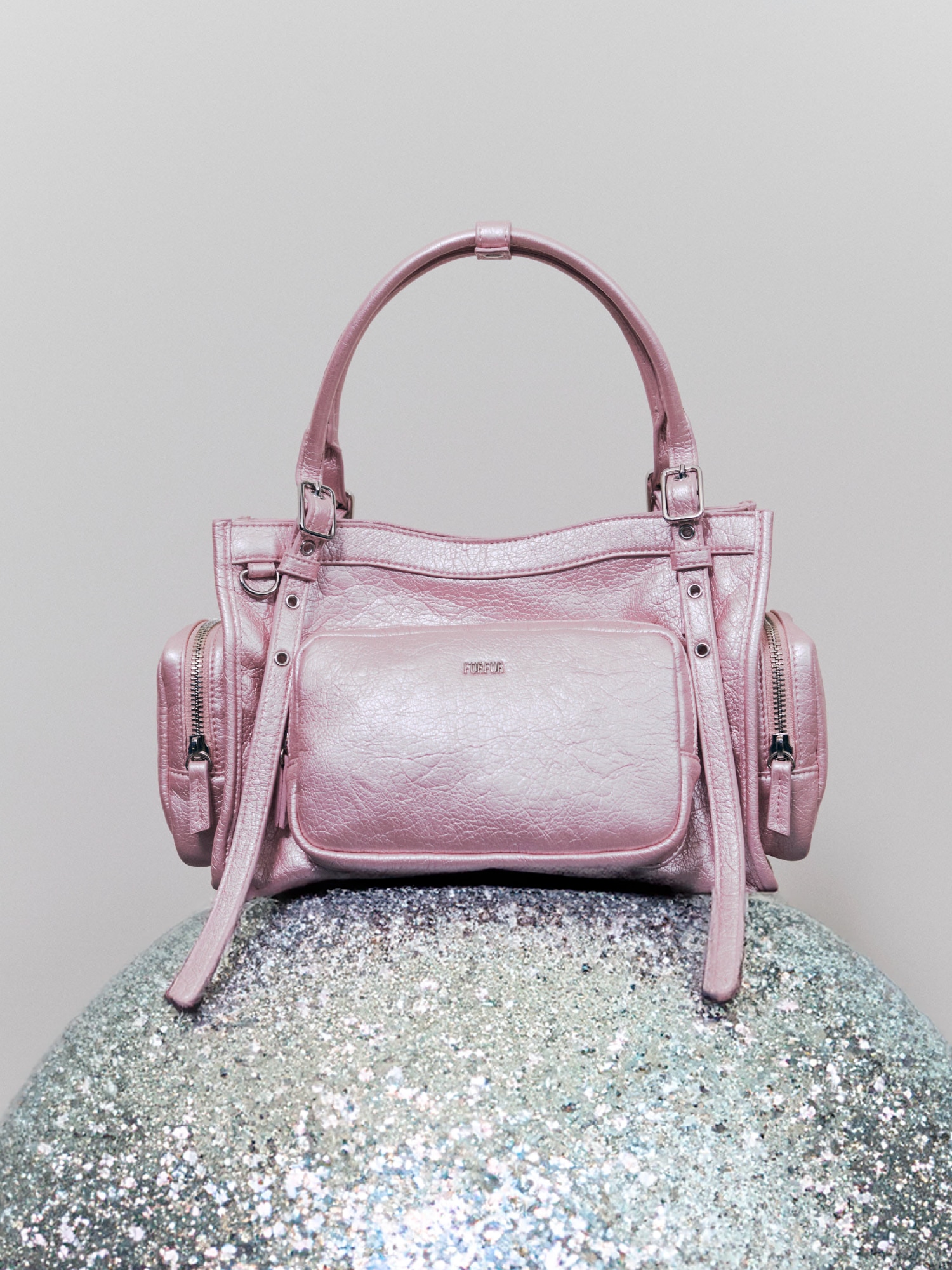 ピンクのバッグの商品写真。