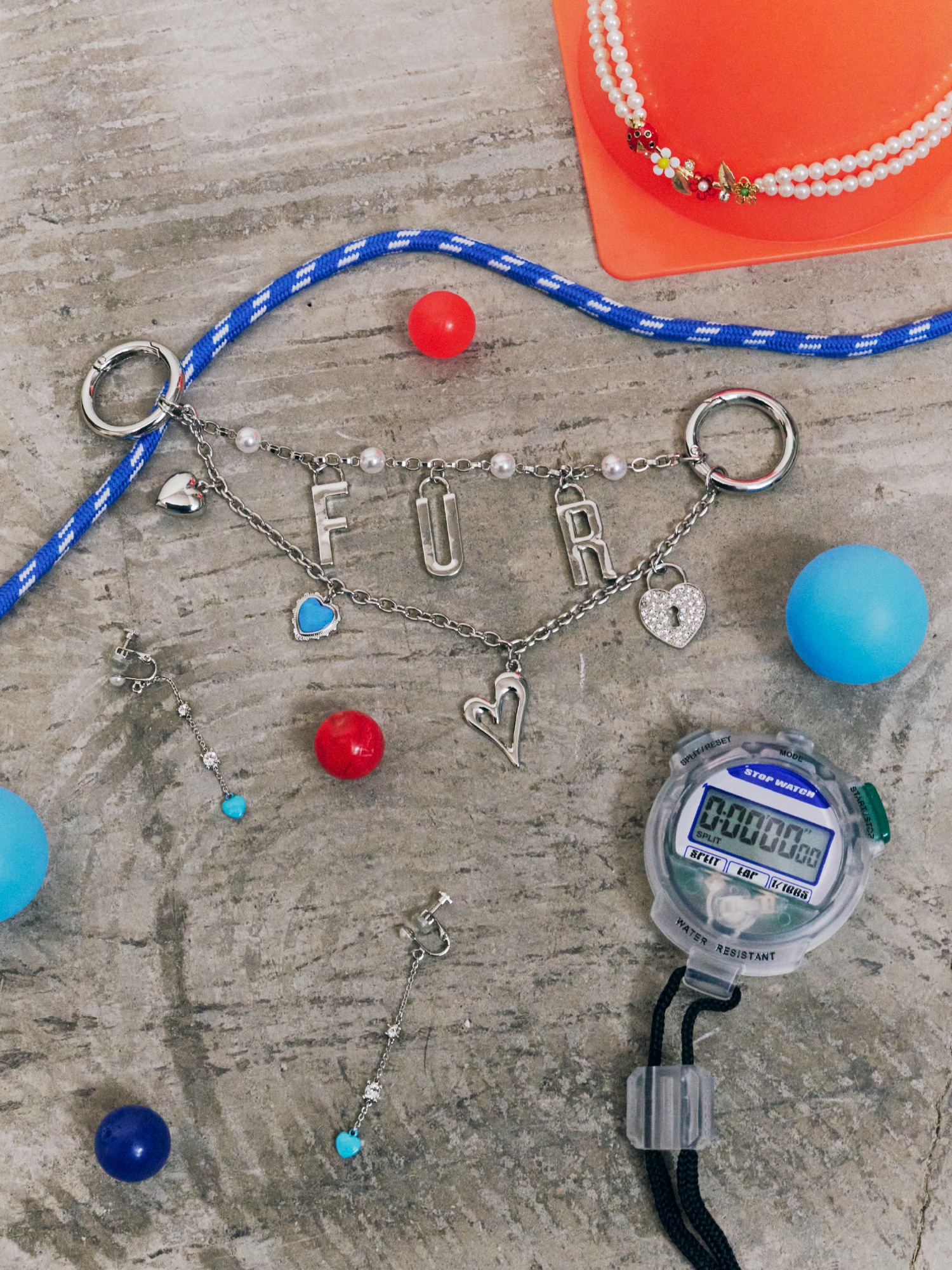 ネックレスとチャーム、イヤリングの商品写真。