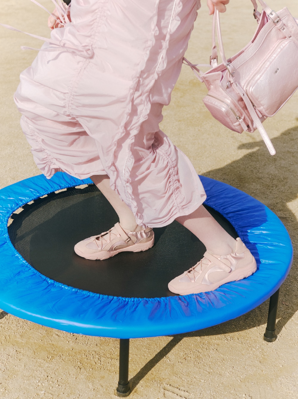 ピンクのスカート、バッグとピンクのシューズの足元写真