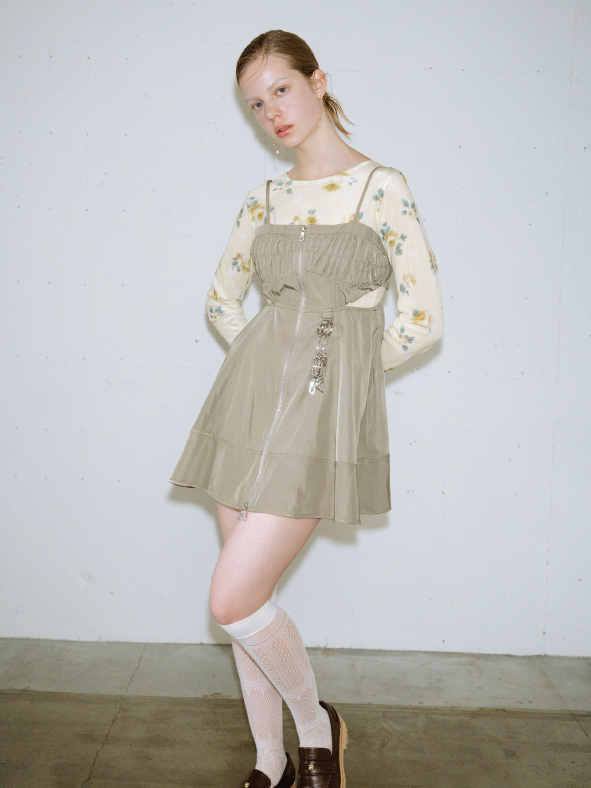 同コーディネートの全身写真