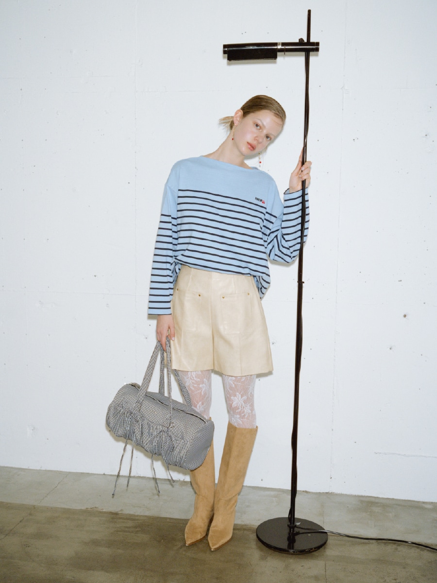 同コーディネートの全身写真