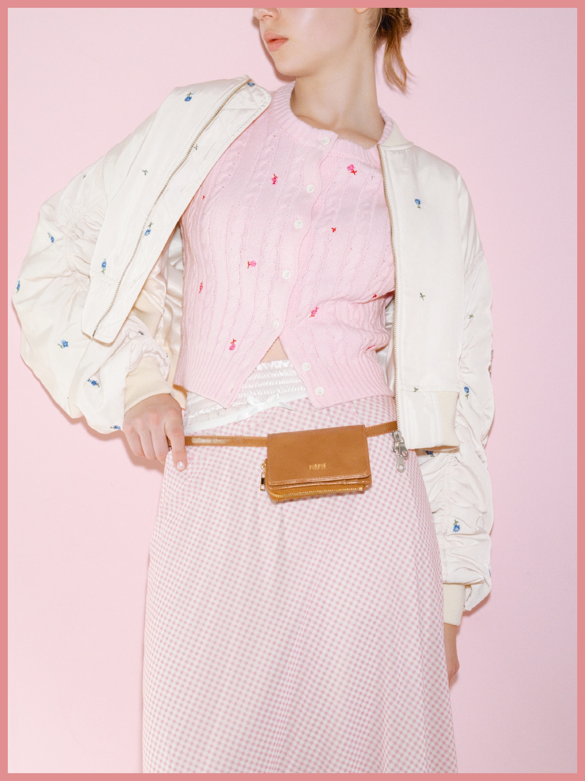 アイボリーのフラワー刺繍ＭＡ−１・ピンクのフラワー刺繍ケーブルカーディガンとミディナロースカート・ブラウンの２ＷＡＹウォレットポーチを合わせた、可憐な表情を魅せる大人ガーリーなコーディネート