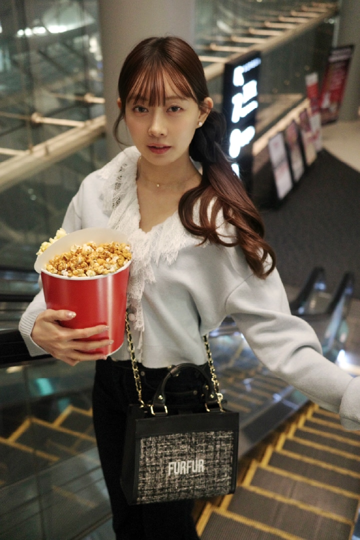 黒のツイードロゴトートバッグ・ライトブルーのレース衿カーディガンを合わせたコーディネート