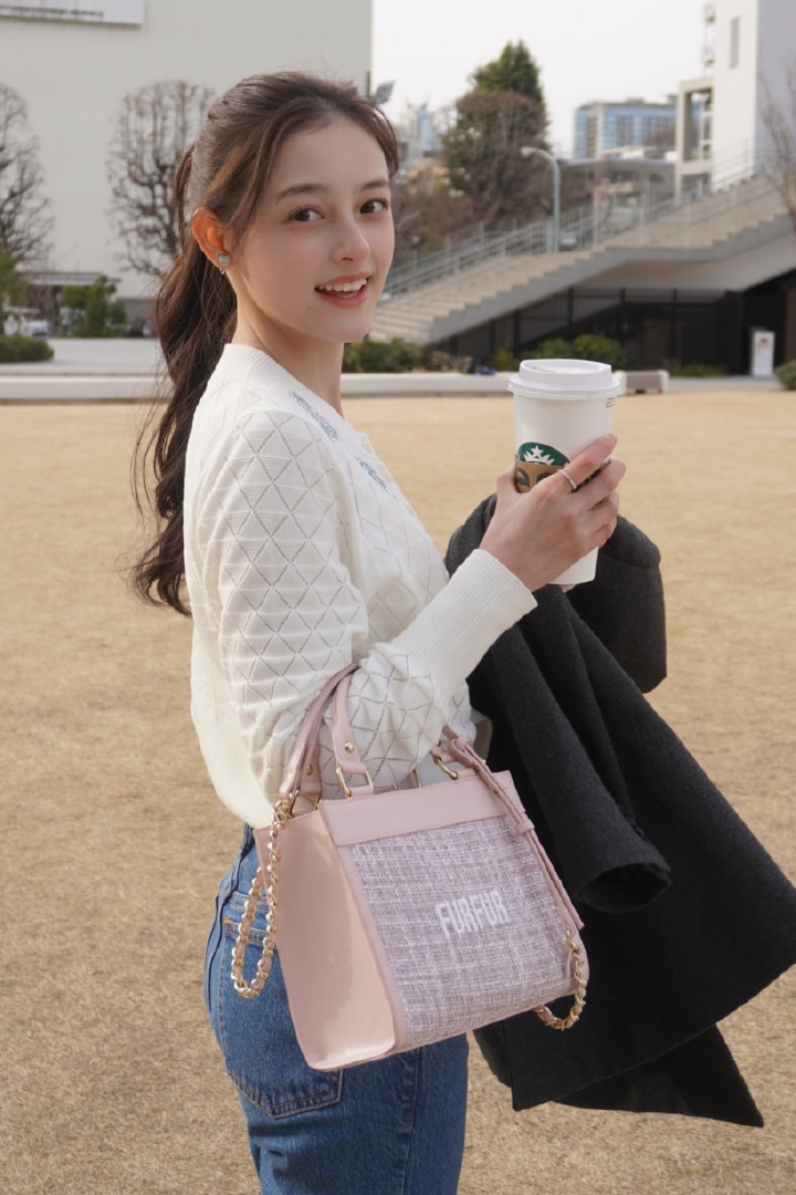 ピンクのツイードロゴトートバッグ・白のリボンビーズ刺繍アイレットカーディガンを合わせたコーディネート