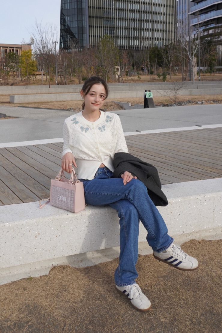 同コーディネートの座り写真