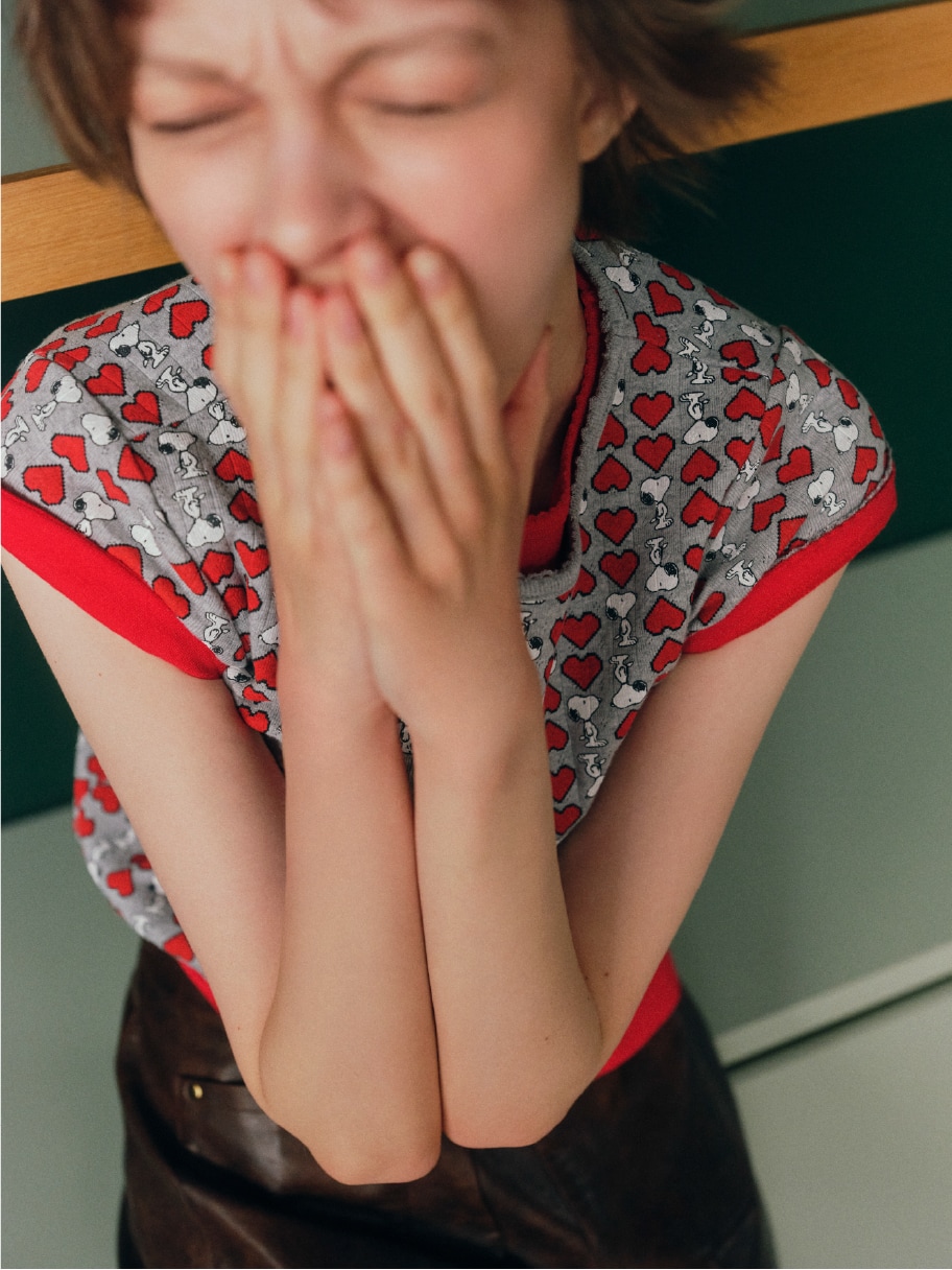 グレーのT-shirt・赤のT-shirt・ブラウンのPantsを合わせたコーディネート