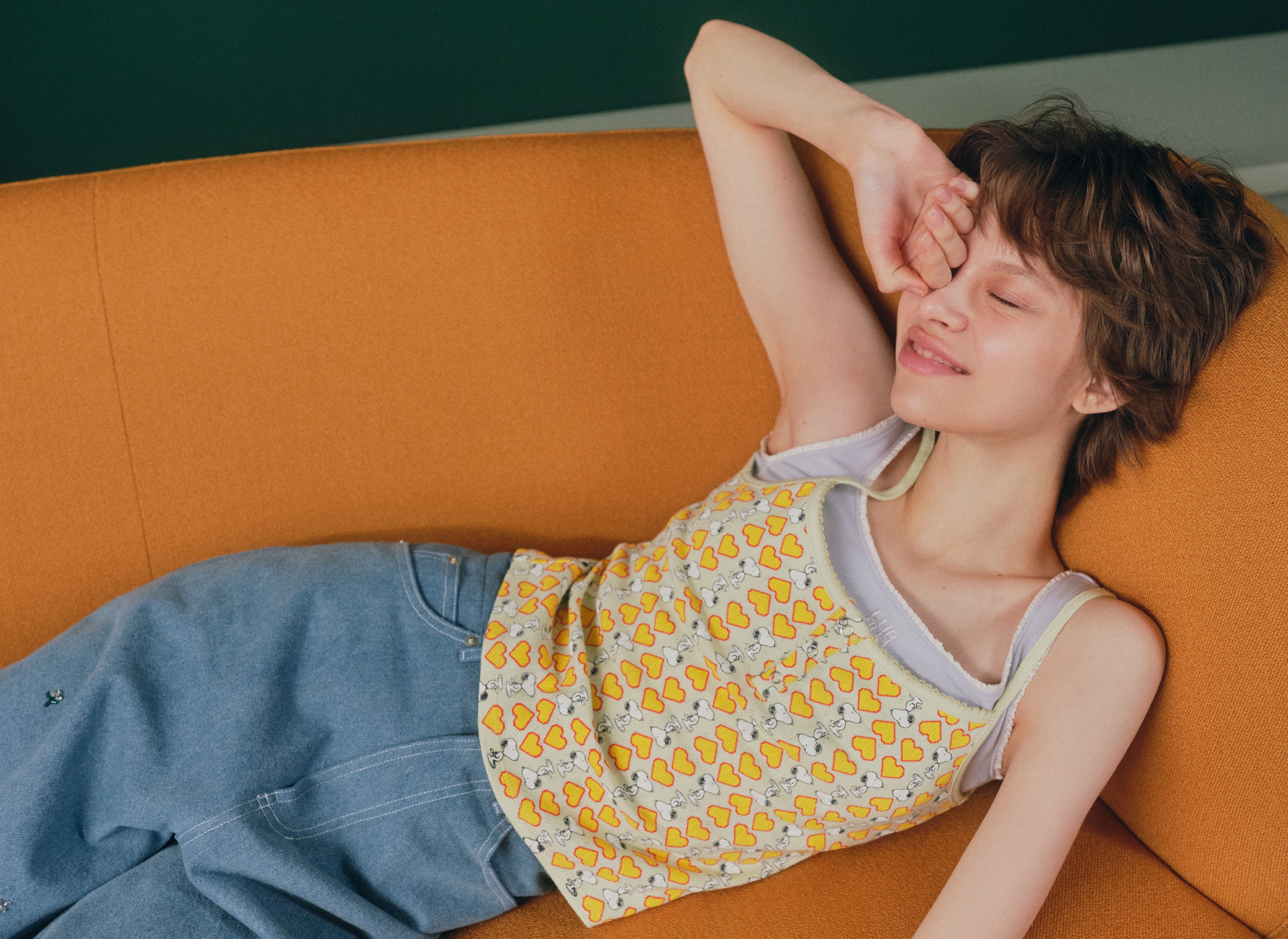 ライムのキャミソール・ライトブルーのパンツ・シルバーの靴を合わせたコーディネート