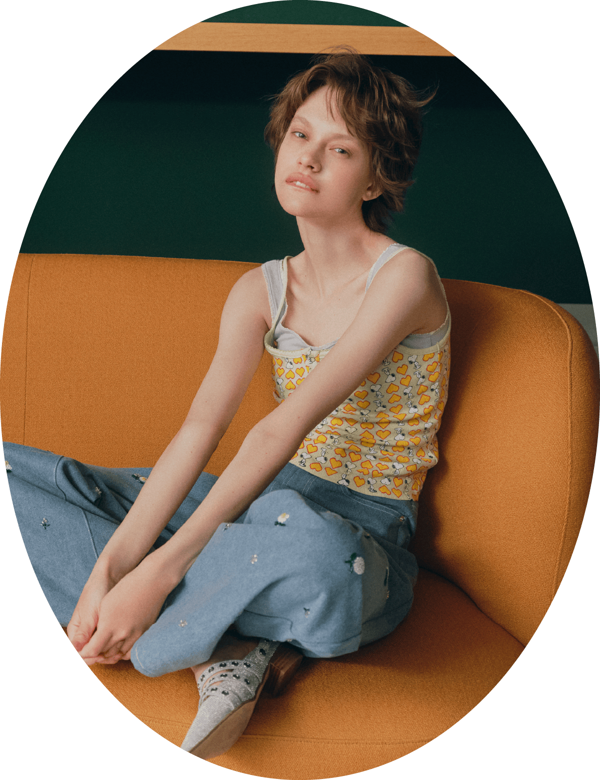 同コーディネートの座り写真