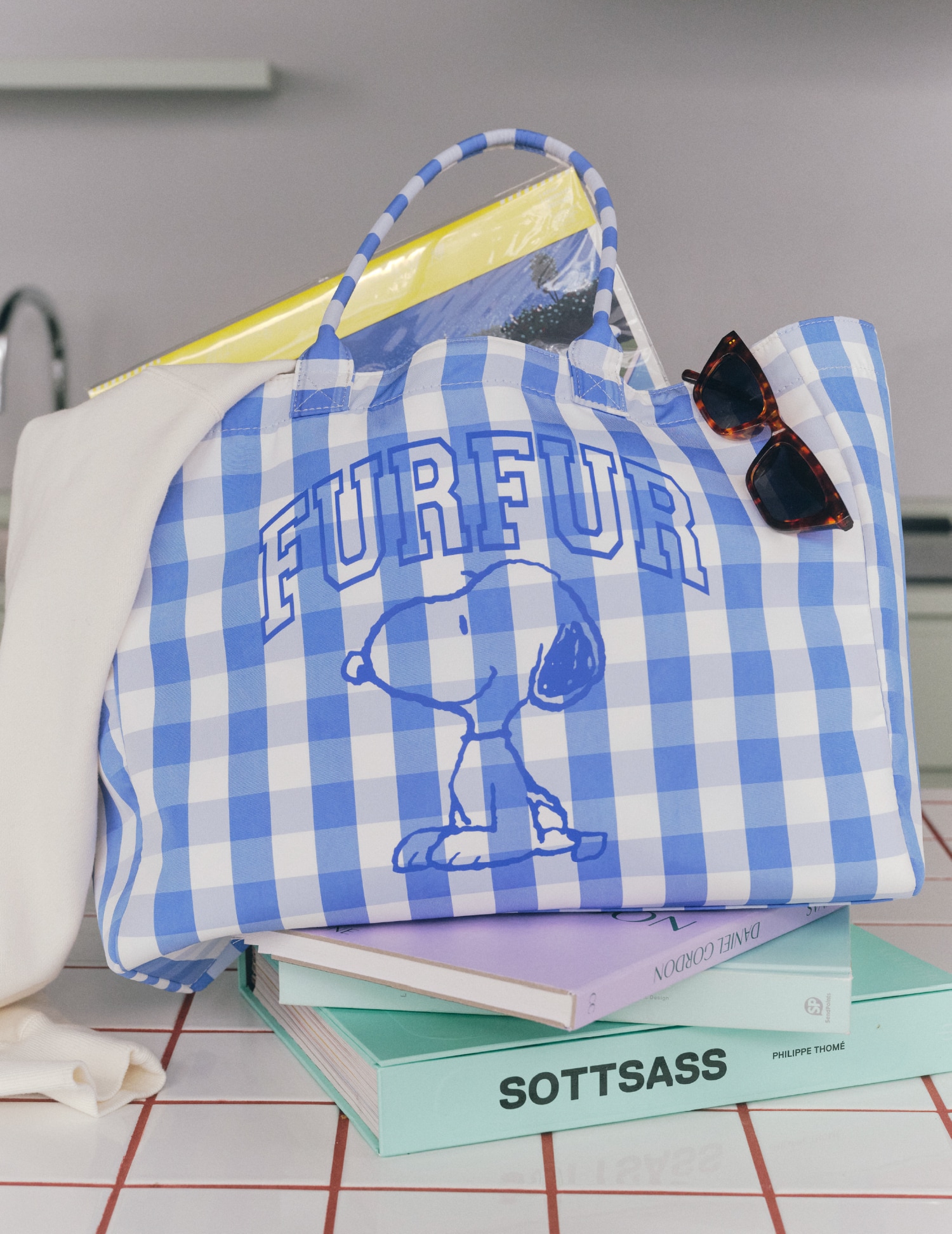 ブルーのバッグとサングラスの商品画像