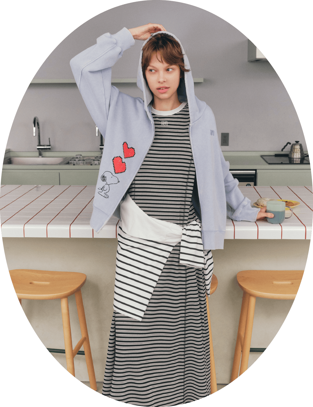 ブルーのフーディと黒のドレスと白のTシャツのコーディネート