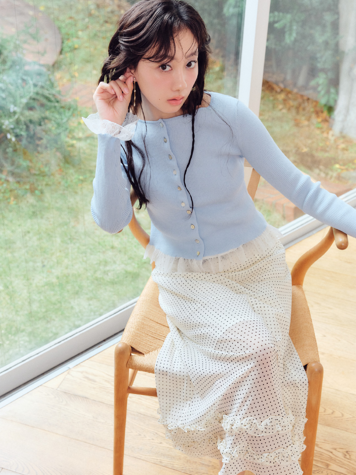 カーディガンを着た女性