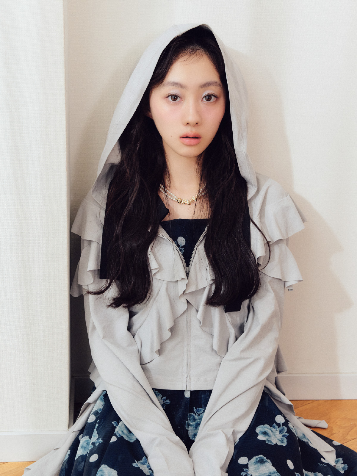 パーカーを着た女性