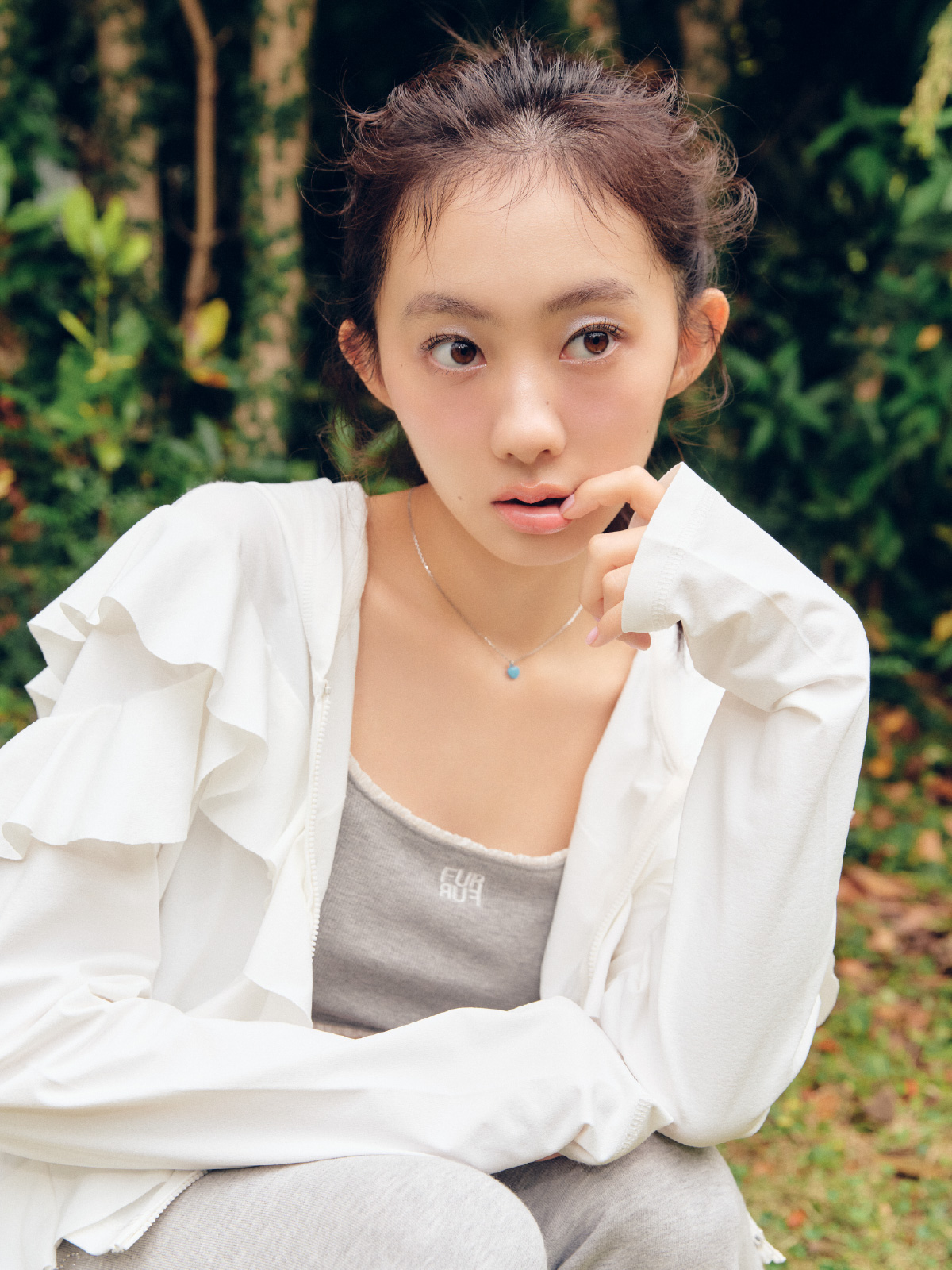 パーカーを着た女性