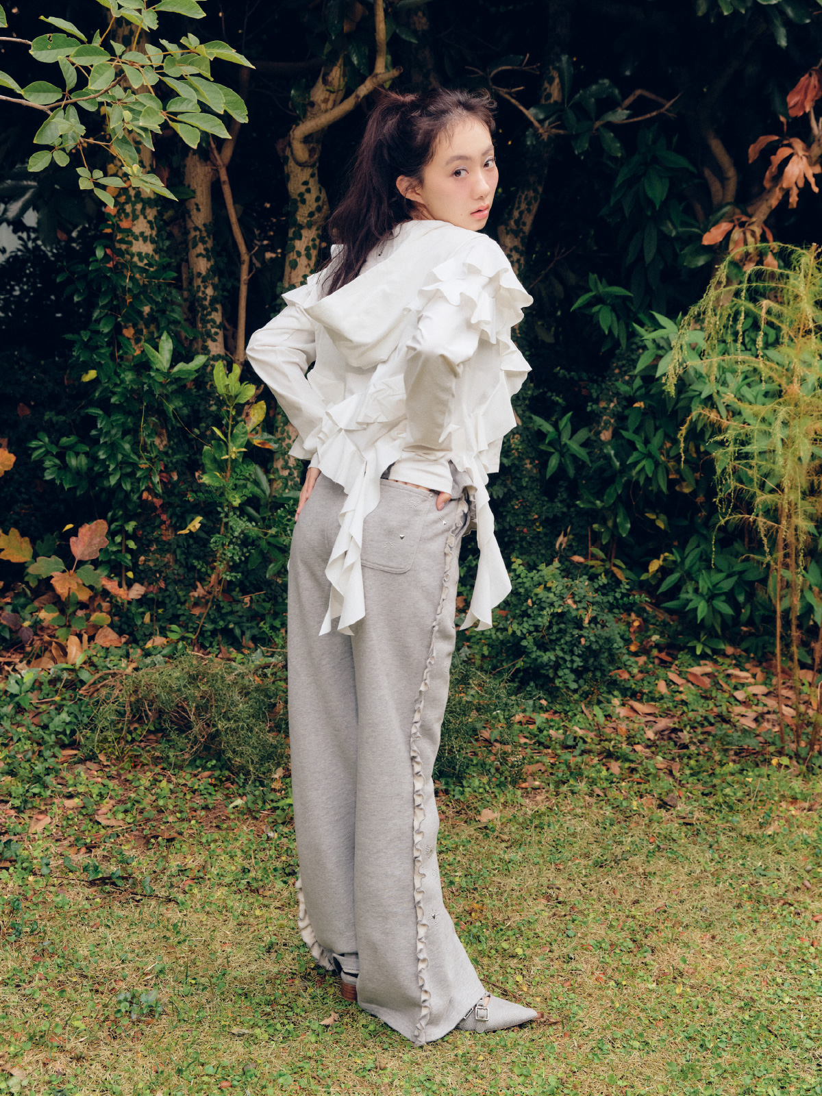 パーカーを着た女性