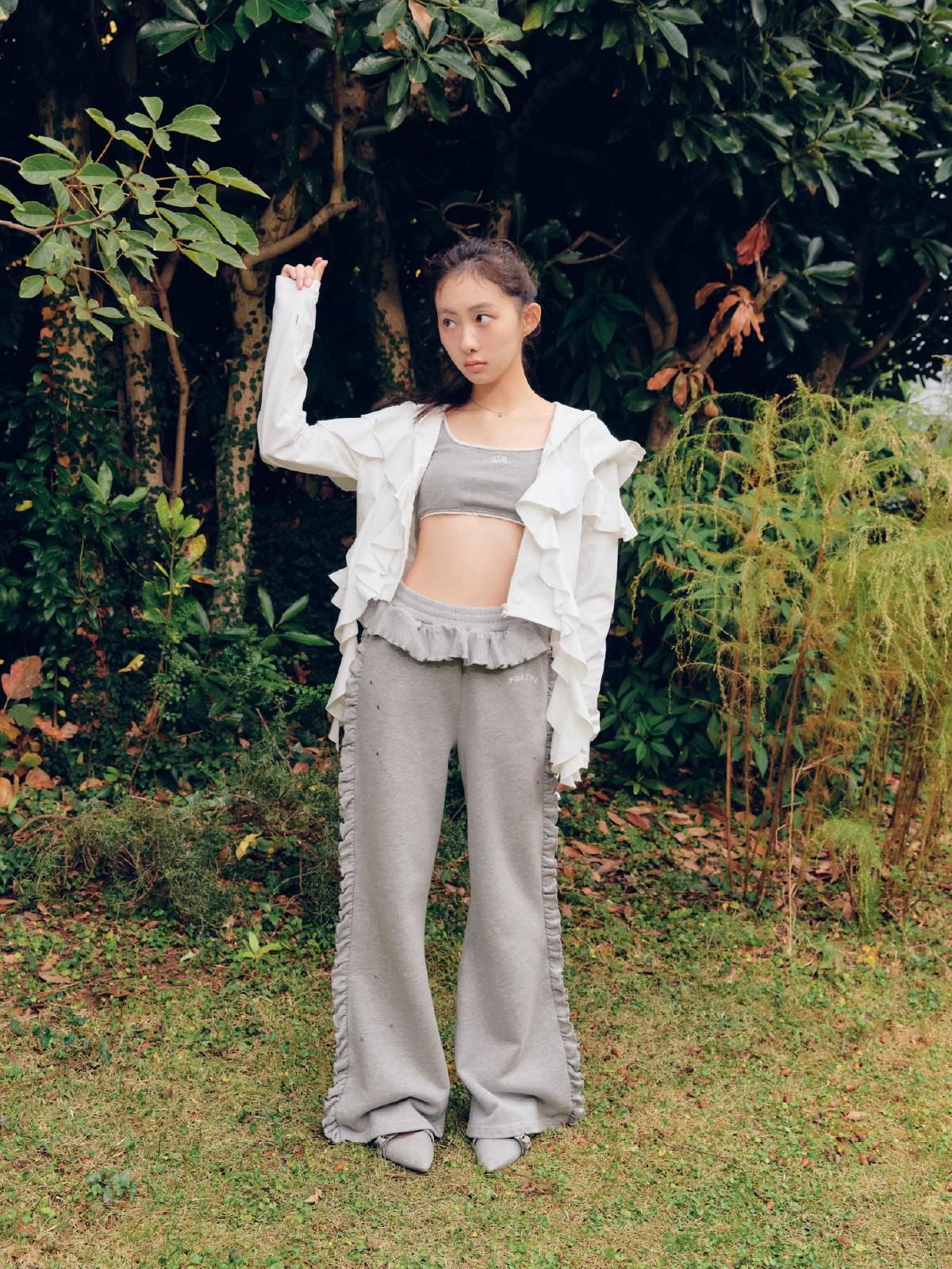 パーカーを着た女性