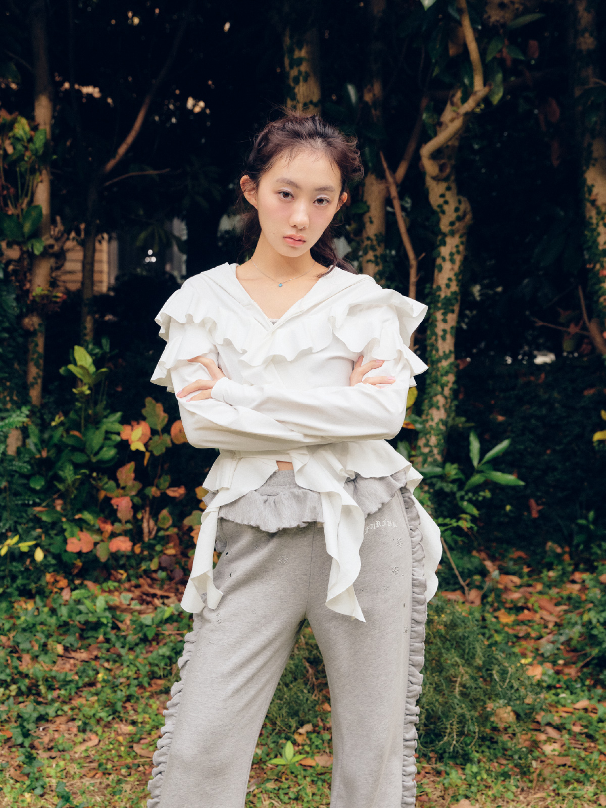 パーカーを着た女性