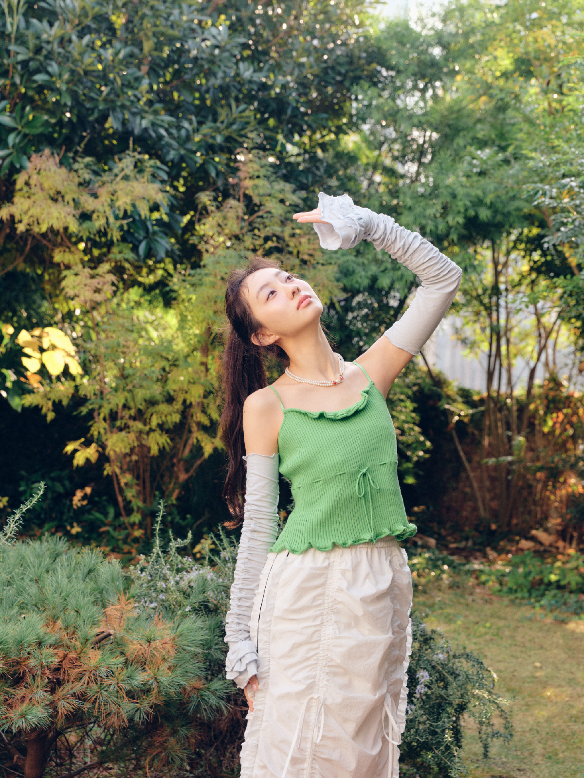 アームカバーを着用した女性