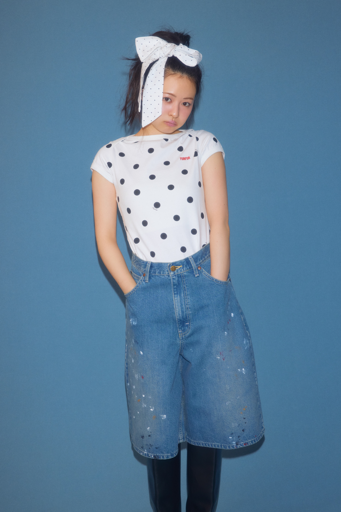 ポルカドットコンパクトＴシャツ・Ｌｅｅコラボペイントデニムハーフパンツ・リボンシュシュを着用した女性