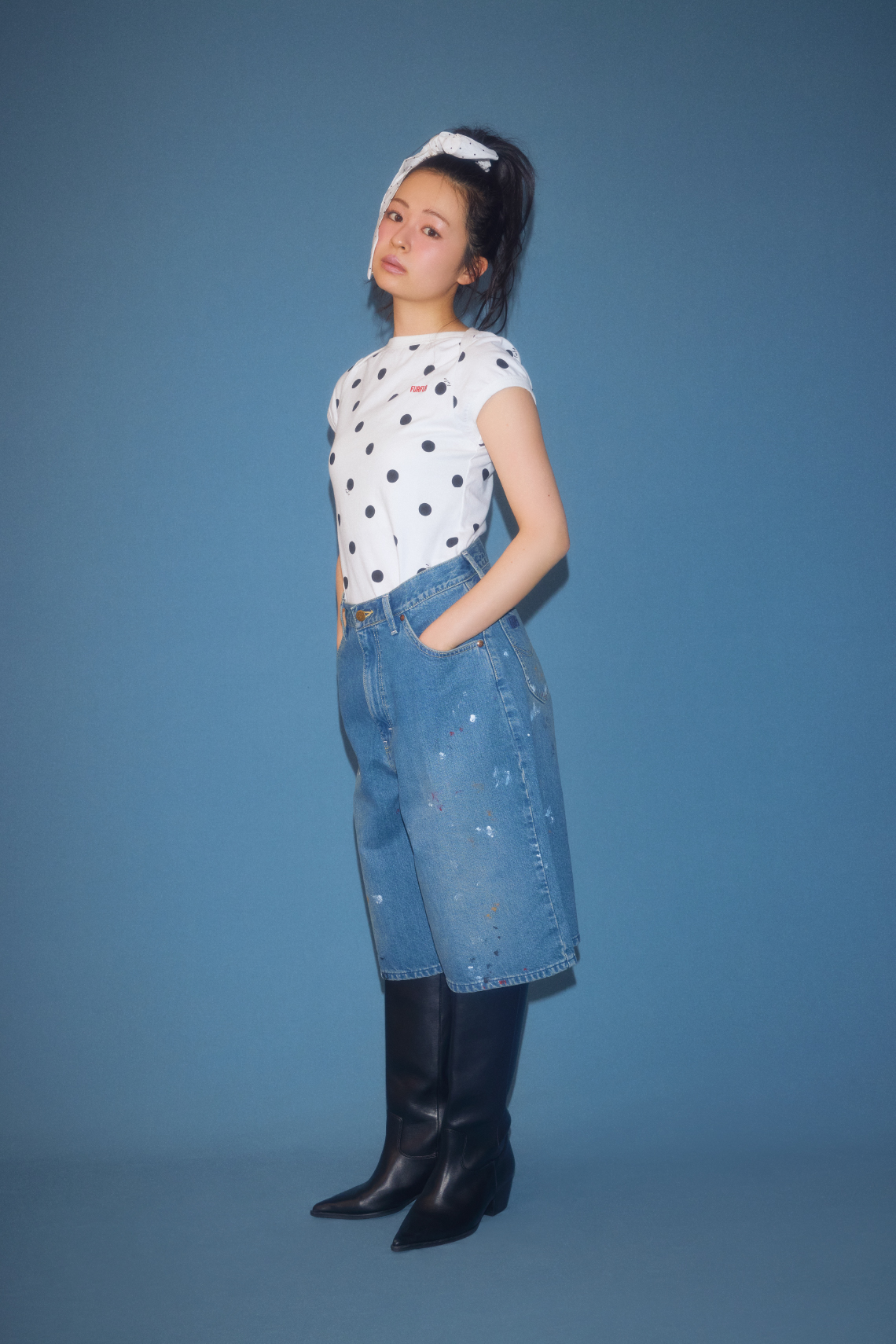 ポルカドットコンパクトＴシャツ・Ｌｅｅコラボペイントデニムハーフパンツ・リボンシュシュを着用した女性
