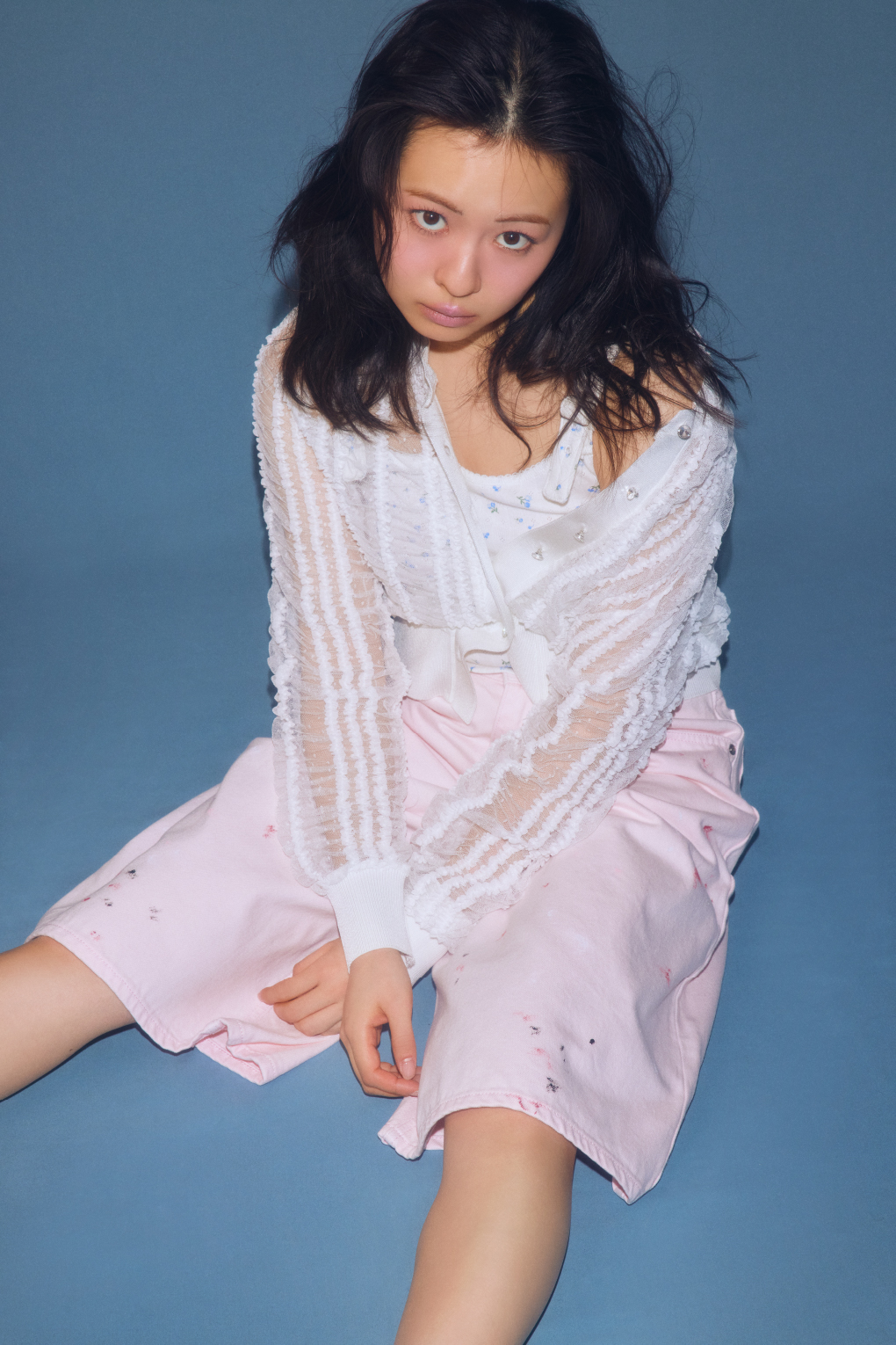 シャーリングチュールカーディガン・ミニフラワープリントタンクトップ・Ｌｅｅコラボペイントデニムハーフパンツを着用した女性