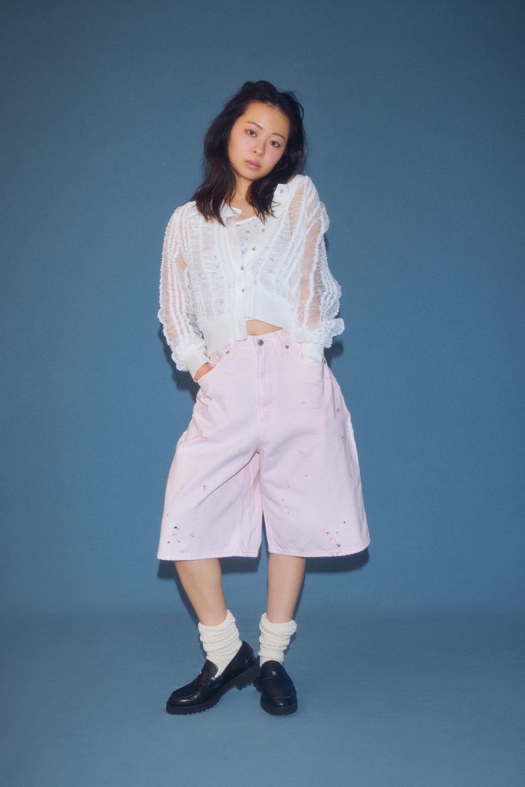 シャーリングチュールカーディガン・ミニフラワープリントタンクトップ・Ｌｅｅコラボペイントデニムハーフパンツ・ミニリボンカシメローファーを着用した女性