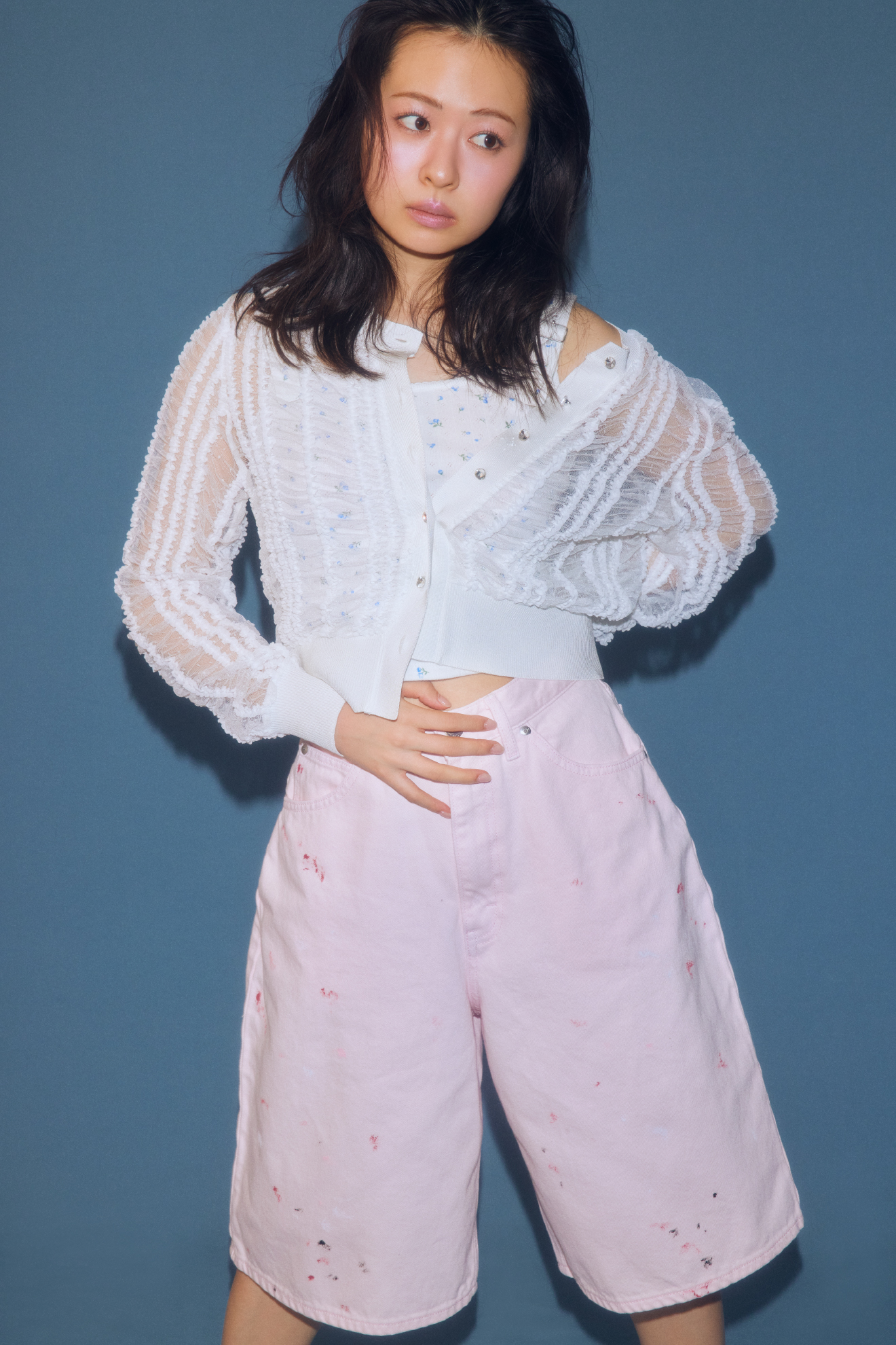 シャーリングチュールカーディガン・ミニフラワープリントタンクトップ・Ｌｅｅコラボペイントデニムハーフパンツを着用した女性