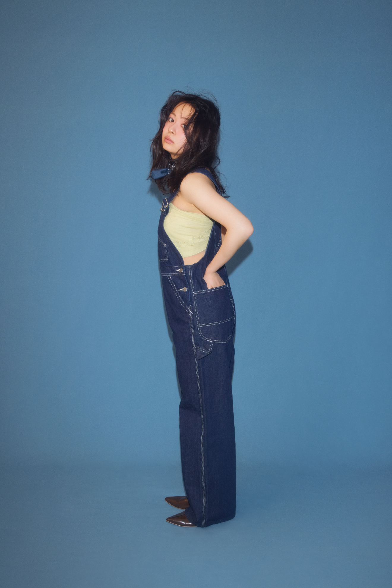 ハンカチ刺繍マルチウェイキャミソール・Ｌｅｅコラボデニムオーバーオール・スカーフバンダナ・ダブルストラップバブーシュを着用した女性の画像