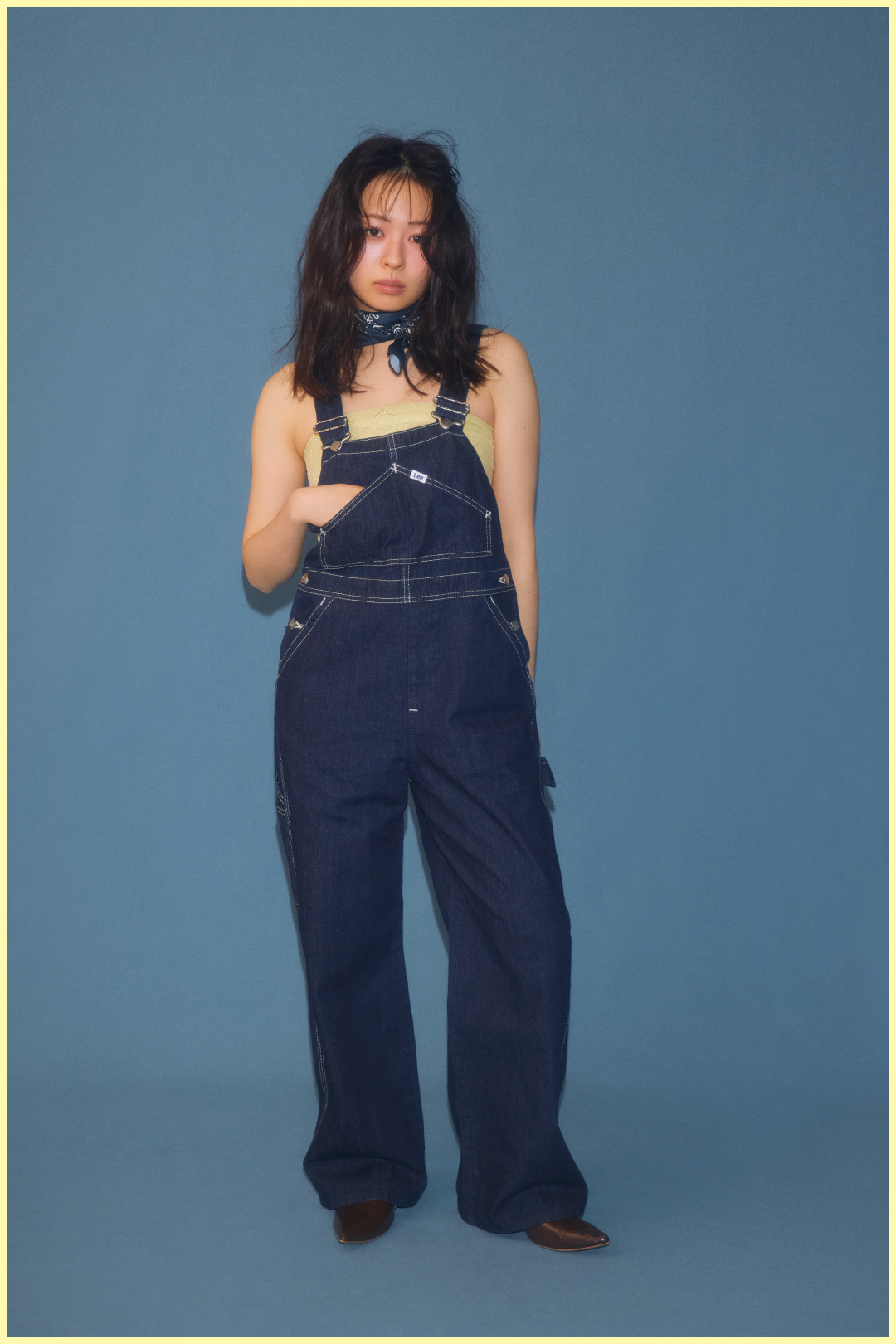 ハンカチ刺繍マルチウェイキャミソール・Ｌｅｅコラボデニムオーバーオール・スカーフバンダナ・ダブルストラップバブーシュを着用した女性の画像