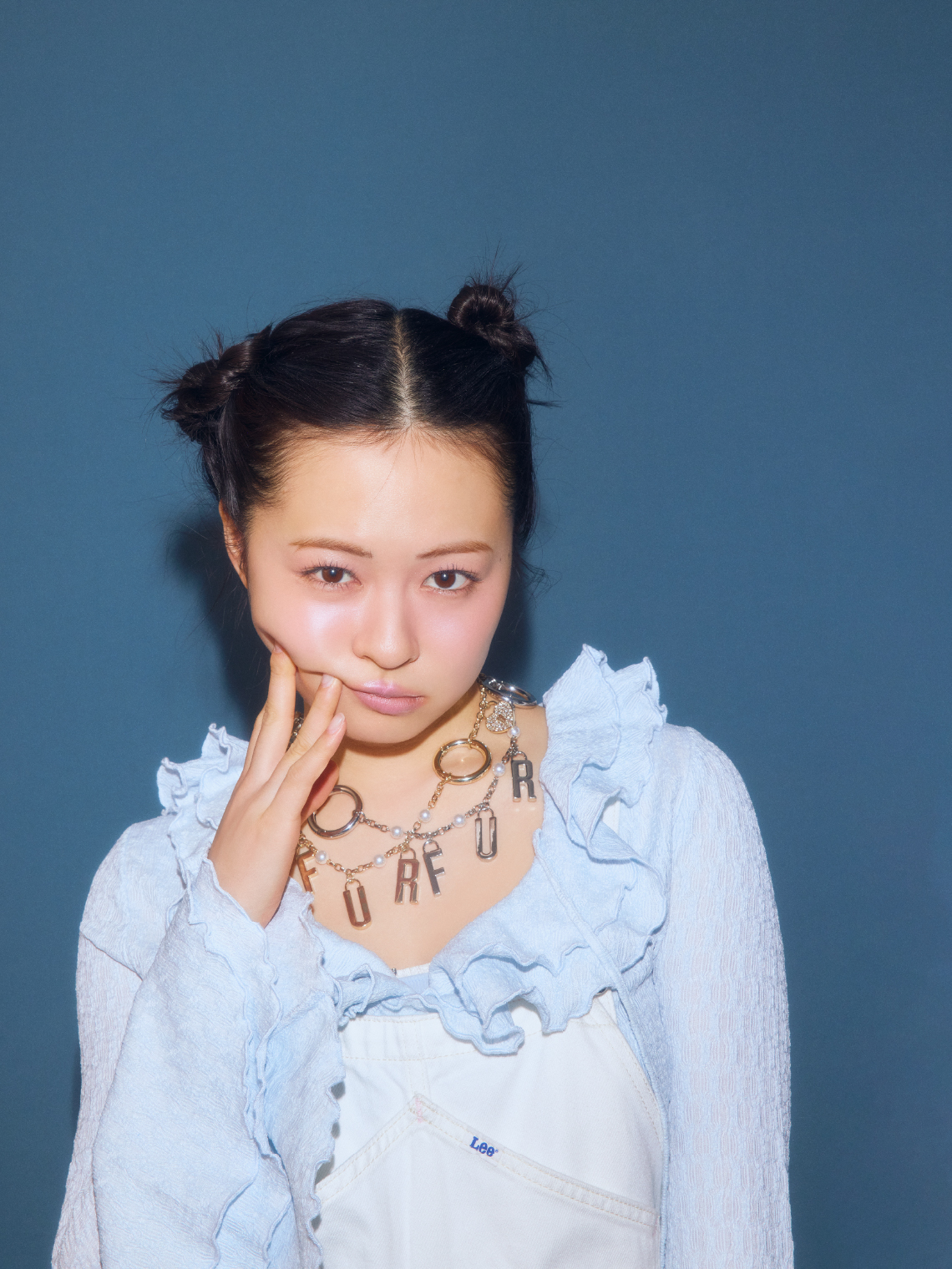 ラッフルフリルプルオーバー・Ｌｅｅコラボデニムオーバーオールを着用した女性