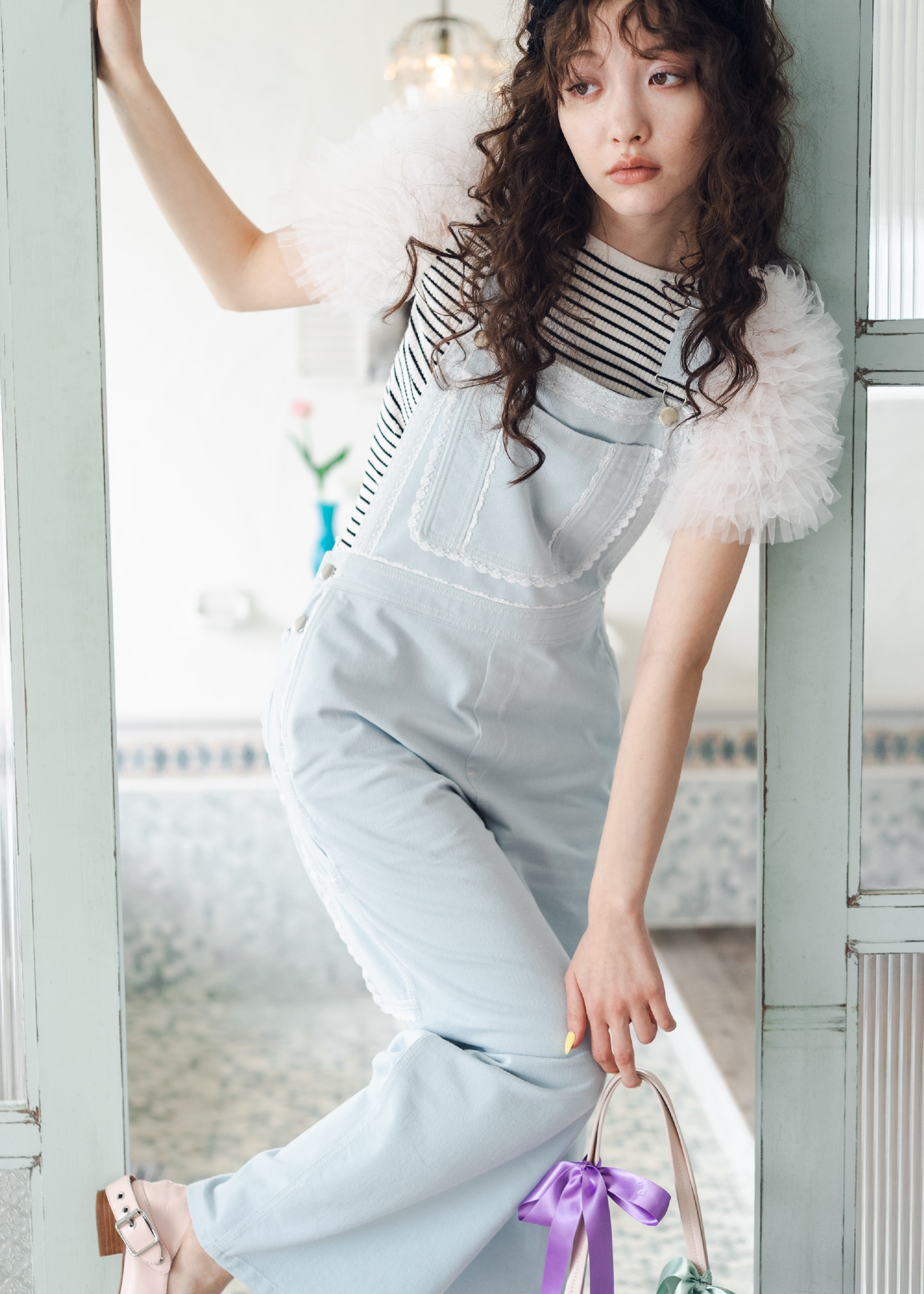 ボーダー柄のニットトップス・サックスのオーバーオール・ピンクのチュチュトートバッグ・白のフラワーモチーフブローチセット・黒のカチューシャ・ピンクのバブーシュを合わせたコーディネート