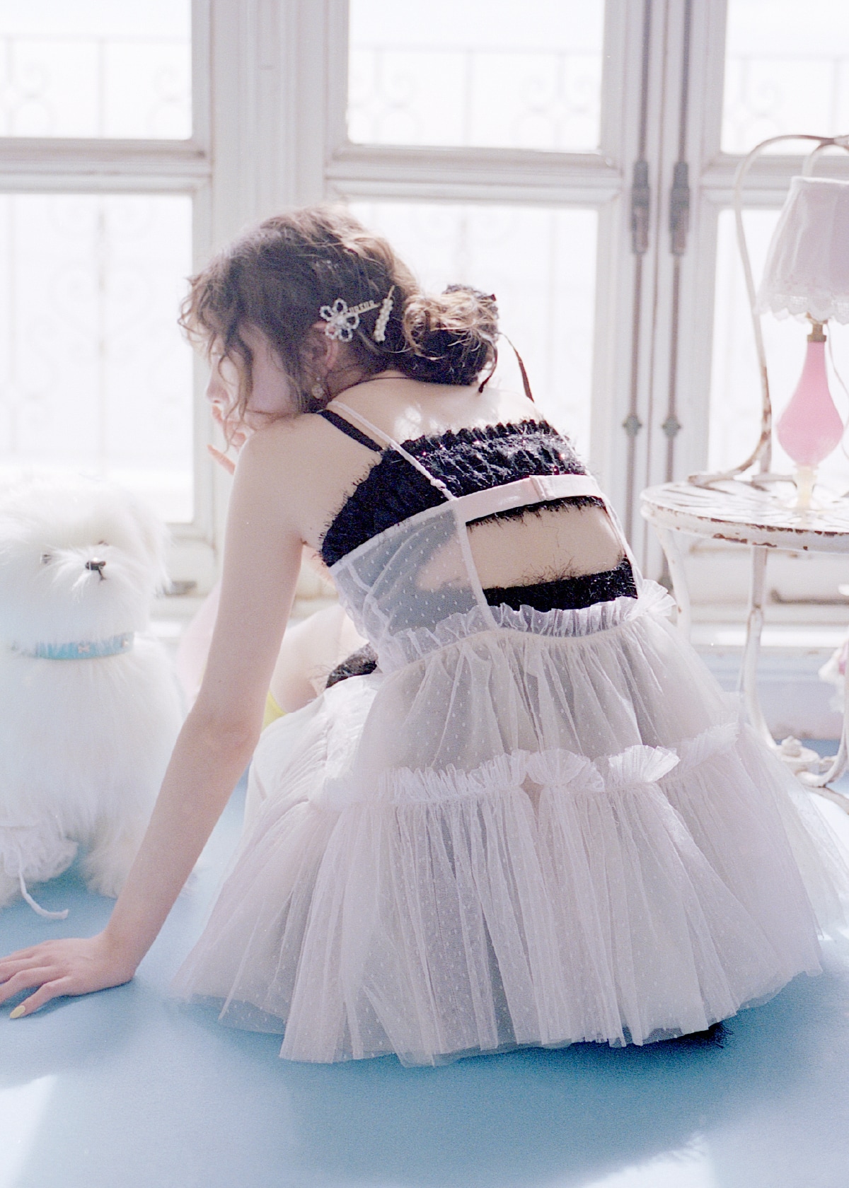 ライトピンクのチュチュビスチェチュニック・黒のワンピースとネックレス・ピンクのイヤリング・黒のバレリーナシュシュ・ゴールドのヘアピンセット・ピンクのパンプスを合わせたコーディネート