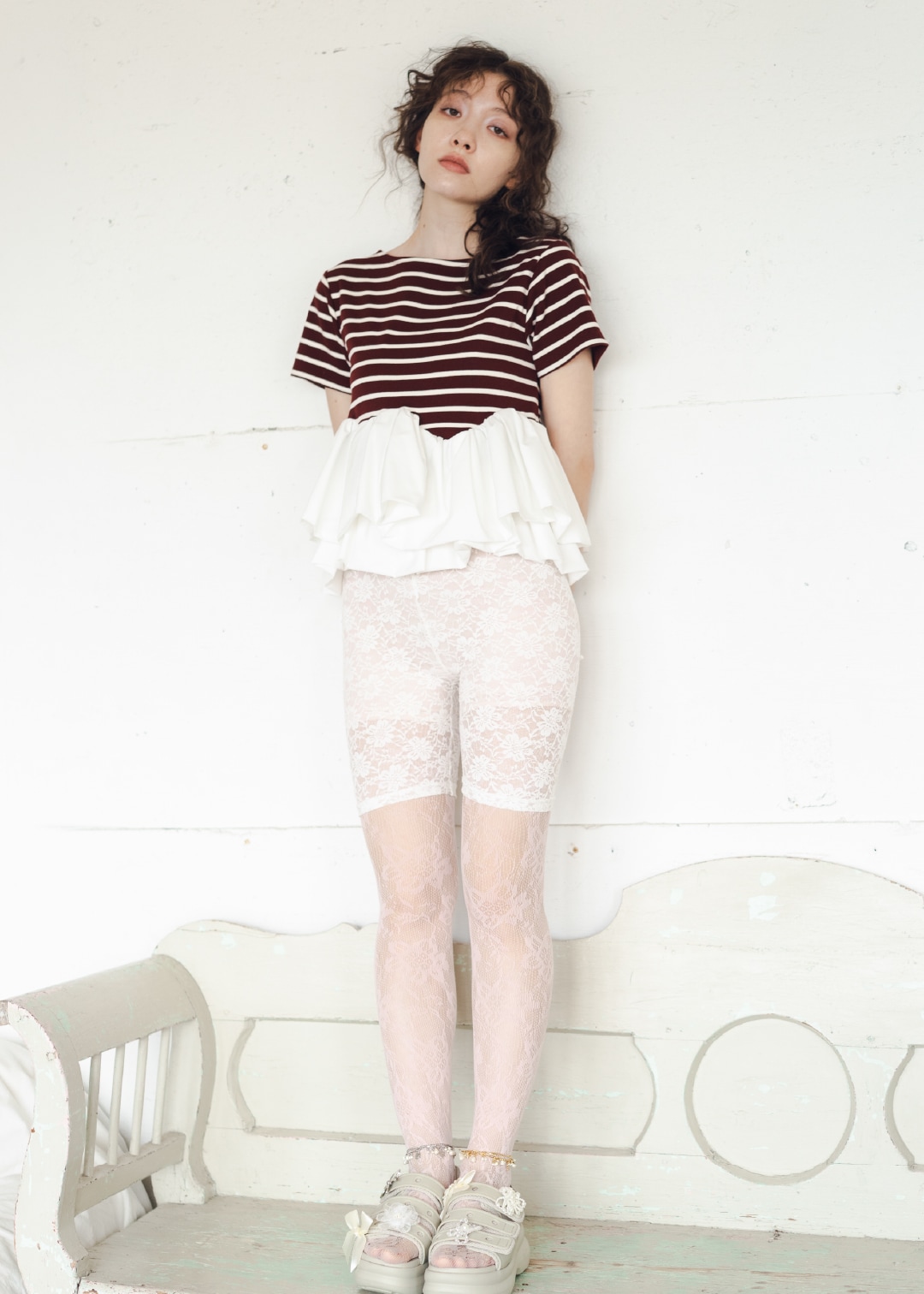 バーガンディのペプラムボーダーTシャツ・シルバーのブレスレット・ゴールドのブレスレット・ベージュのサンダル・白のブローチセットを合わせたコーディネート